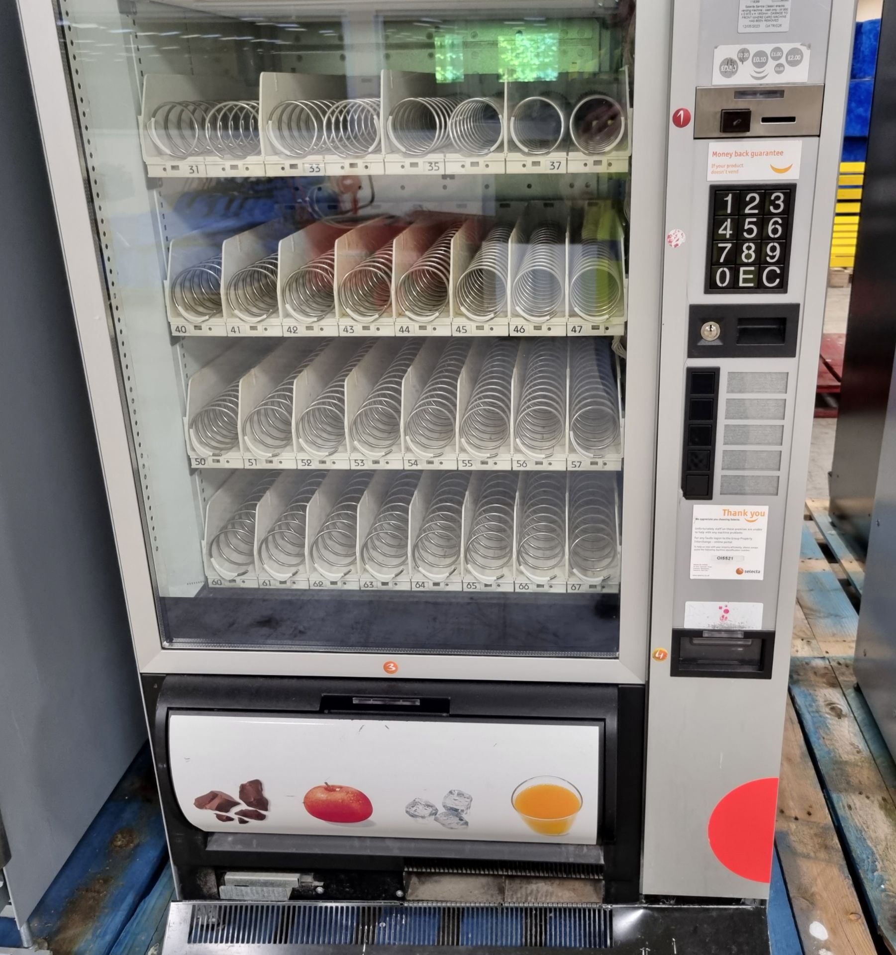 Selecta Samba Classic snacks vending machine - cash only - W 900 x D 870 x H 1850mm - DAMAGED - Image 5 of 6