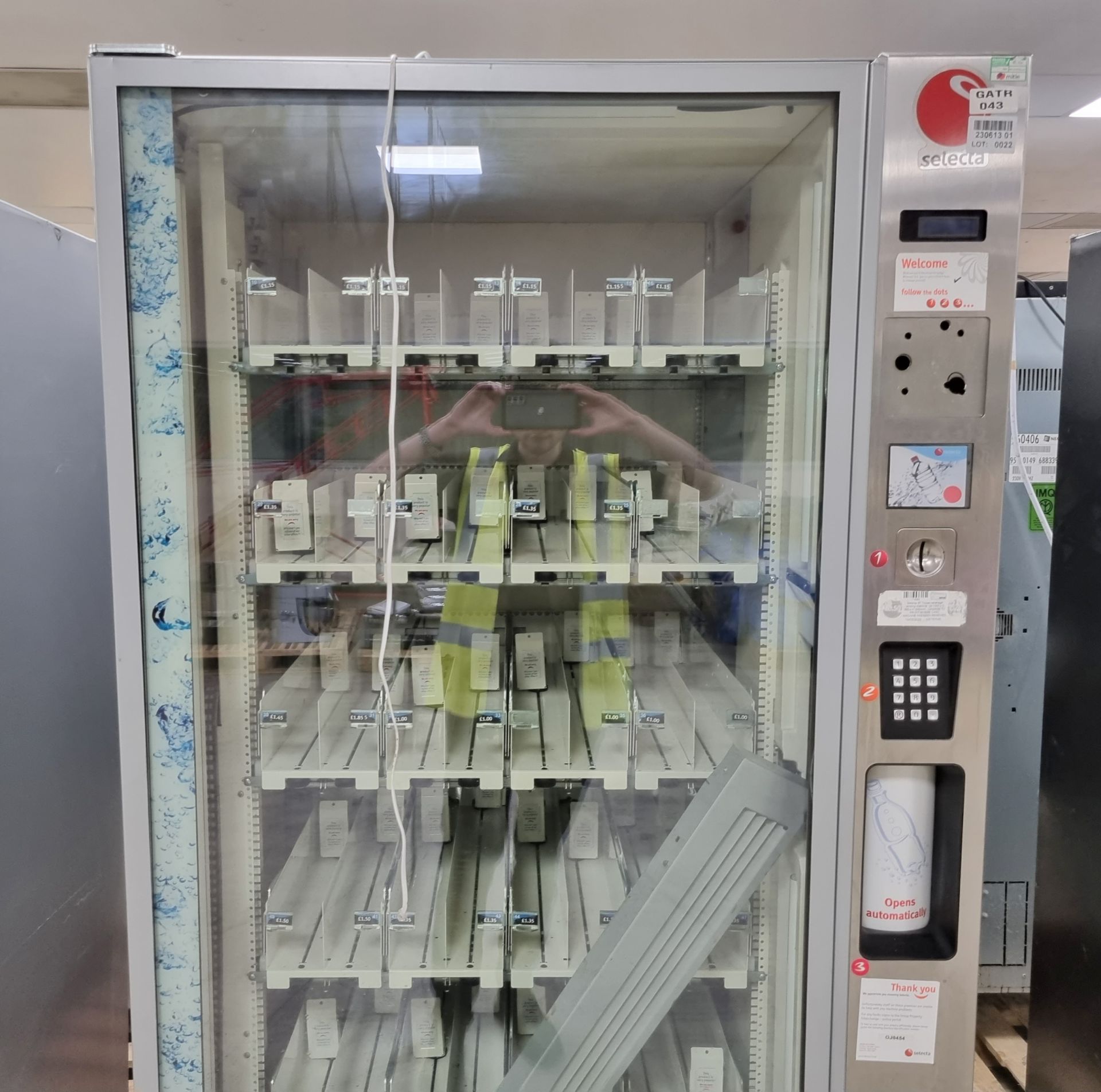 Selecta ST Tropez beverage vending machine - W 1000 x D 880 x H 1930mm - DAMAGE TO FRONT - Image 3 of 5