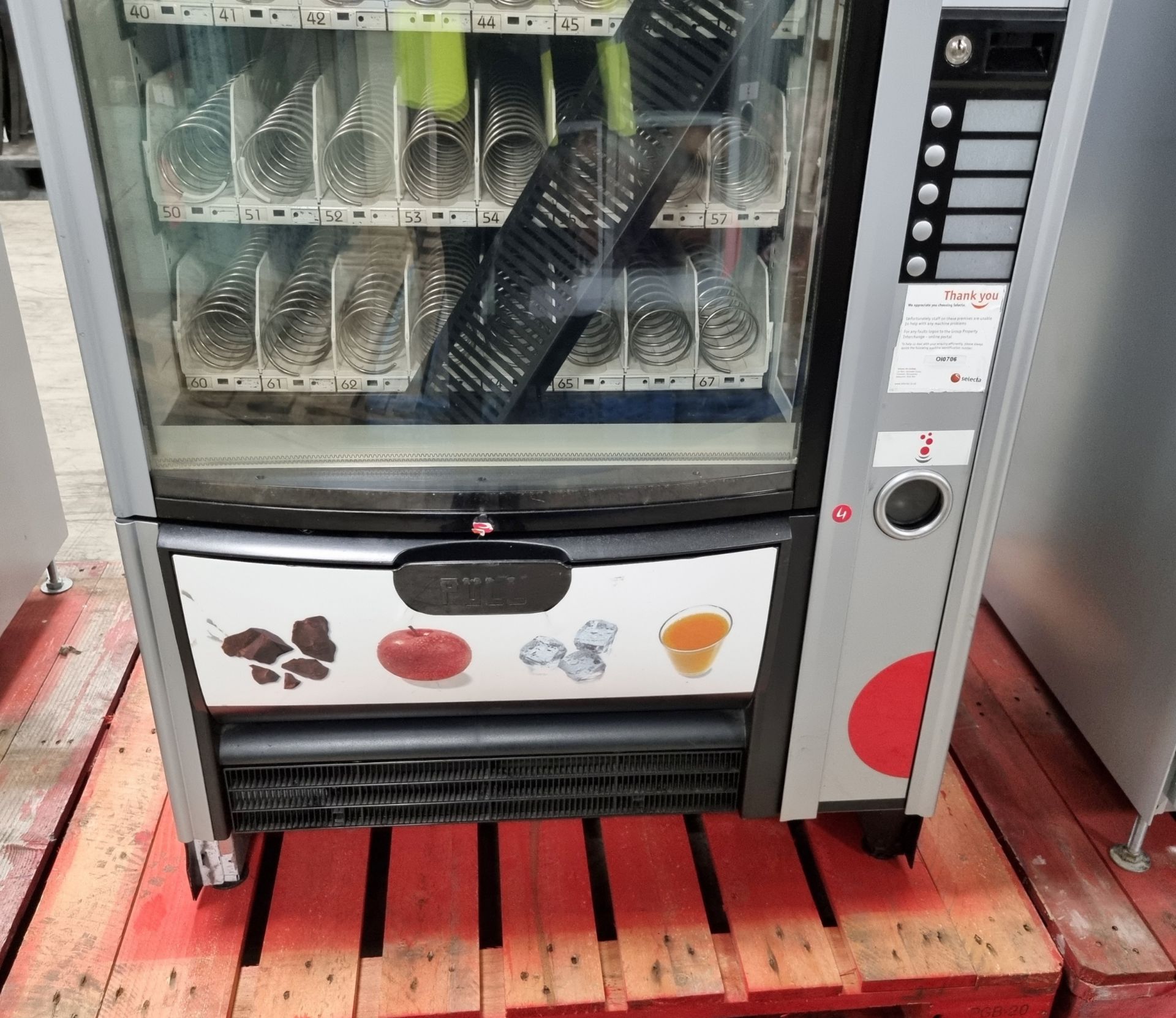 Selecta Sfera snacks vending machine - W 900 x D 890 x H 1830mm - DAMAGE TO FRONT - Image 5 of 6