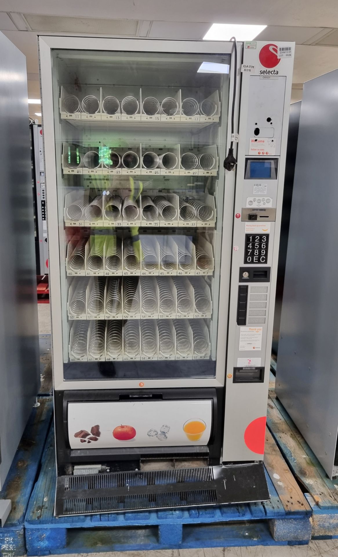 Selecta Samba Classic snacks vending machine - cash only - W 900 x D 870 x H 1850mm - DAMAGED