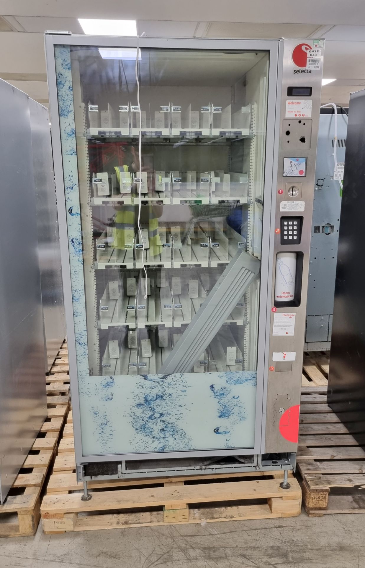 Selecta ST Tropez beverage vending machine - W 1000 x D 880 x H 1930mm - DAMAGE TO FRONT