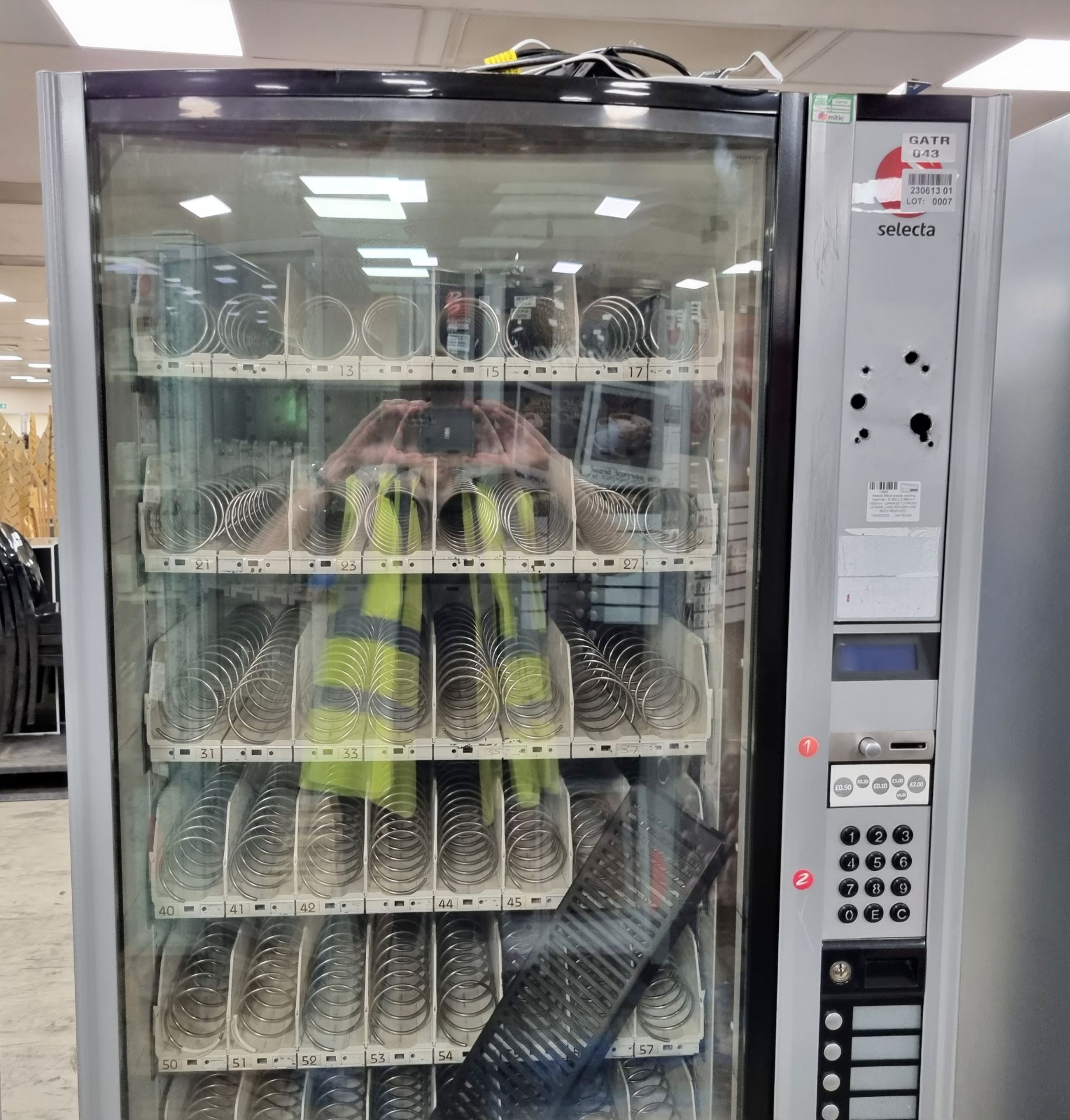Selecta Sfera snacks vending machine - W 900 x D 890 x H 1830mm - DAMAGE TO FRONT - Image 4 of 6