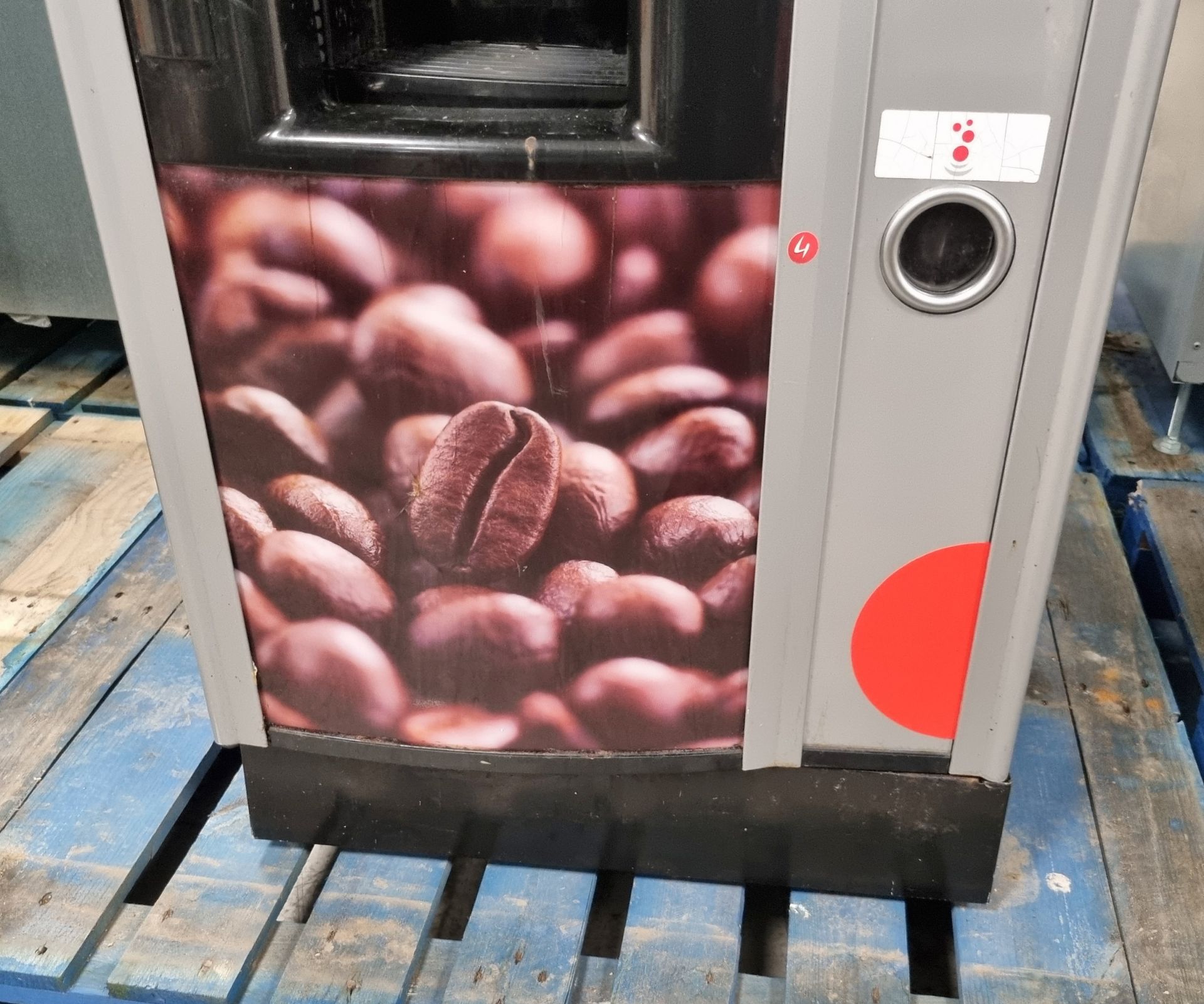Selecta Astro BLC instant hot drinks vending machine - cash only - W 650 x D 800 x H 1850mm - Image 6 of 10