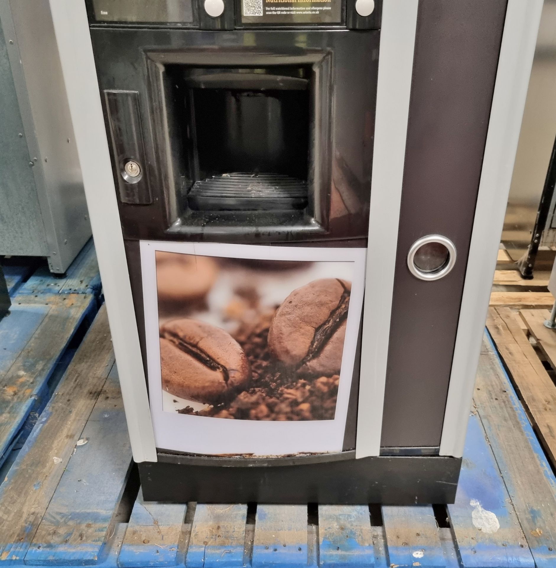 Selecta Astro BLC instant hot drinks vending machine - cash only - W 650 x D 800 x H 1850mm - Bild 6 aus 10
