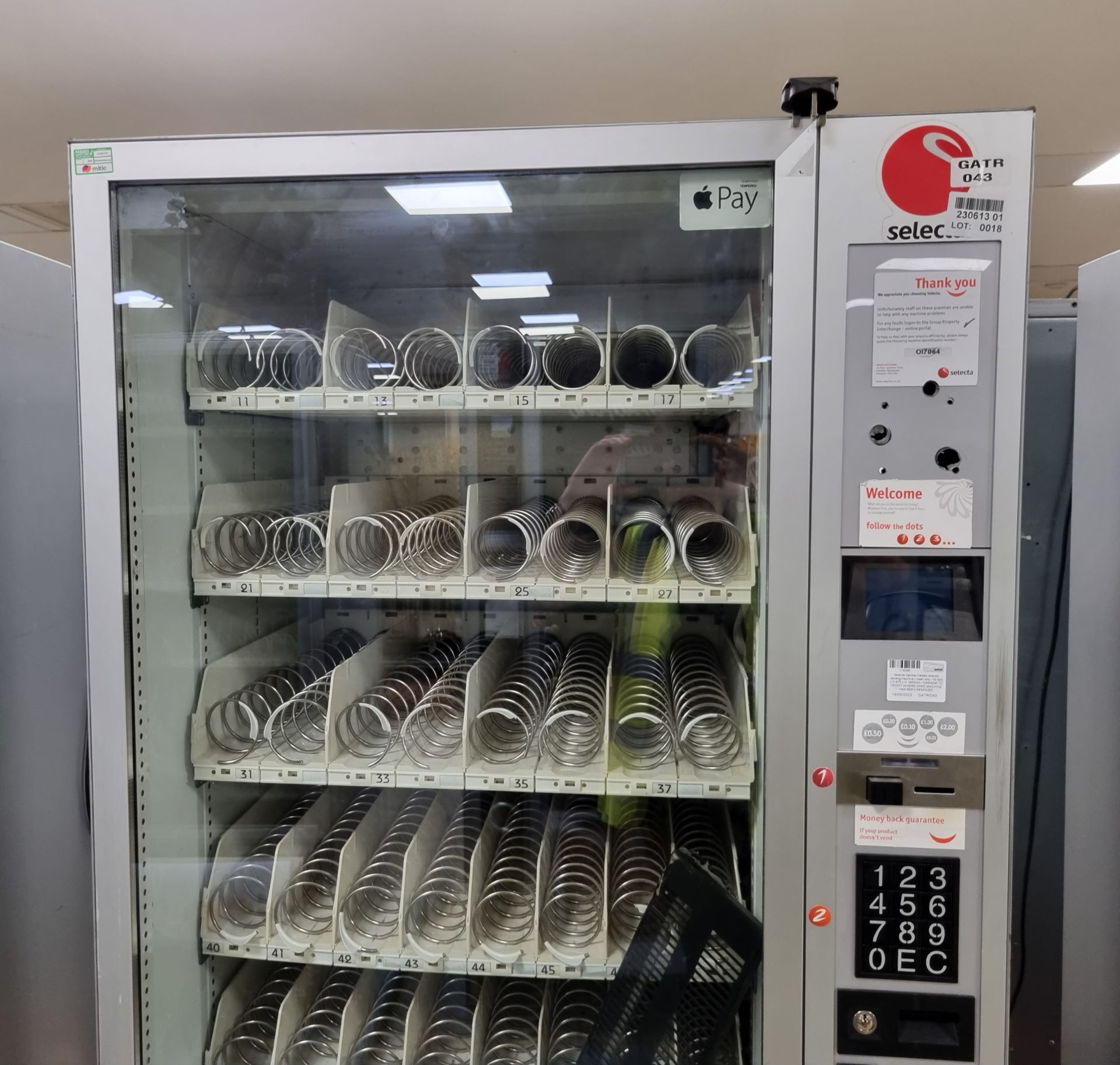 Selecta Samba Classic snacks vending machine - cash only - W 900 x D 870 x H 1850mm - DAMAGED - Image 4 of 6