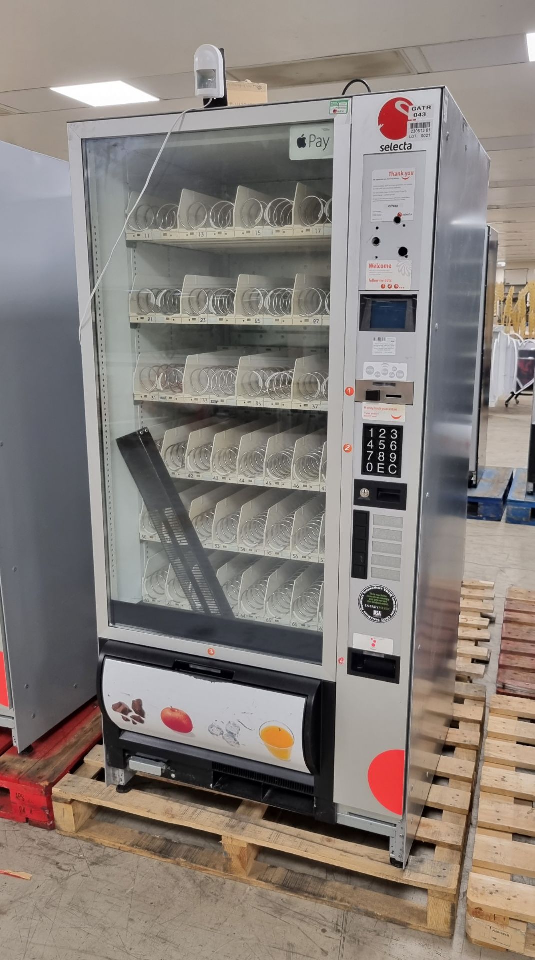 Selecta Samba Classic snacks vending machine - cash only - W 900 x D 870 x H 1850mm - DAMAGED - Image 3 of 6