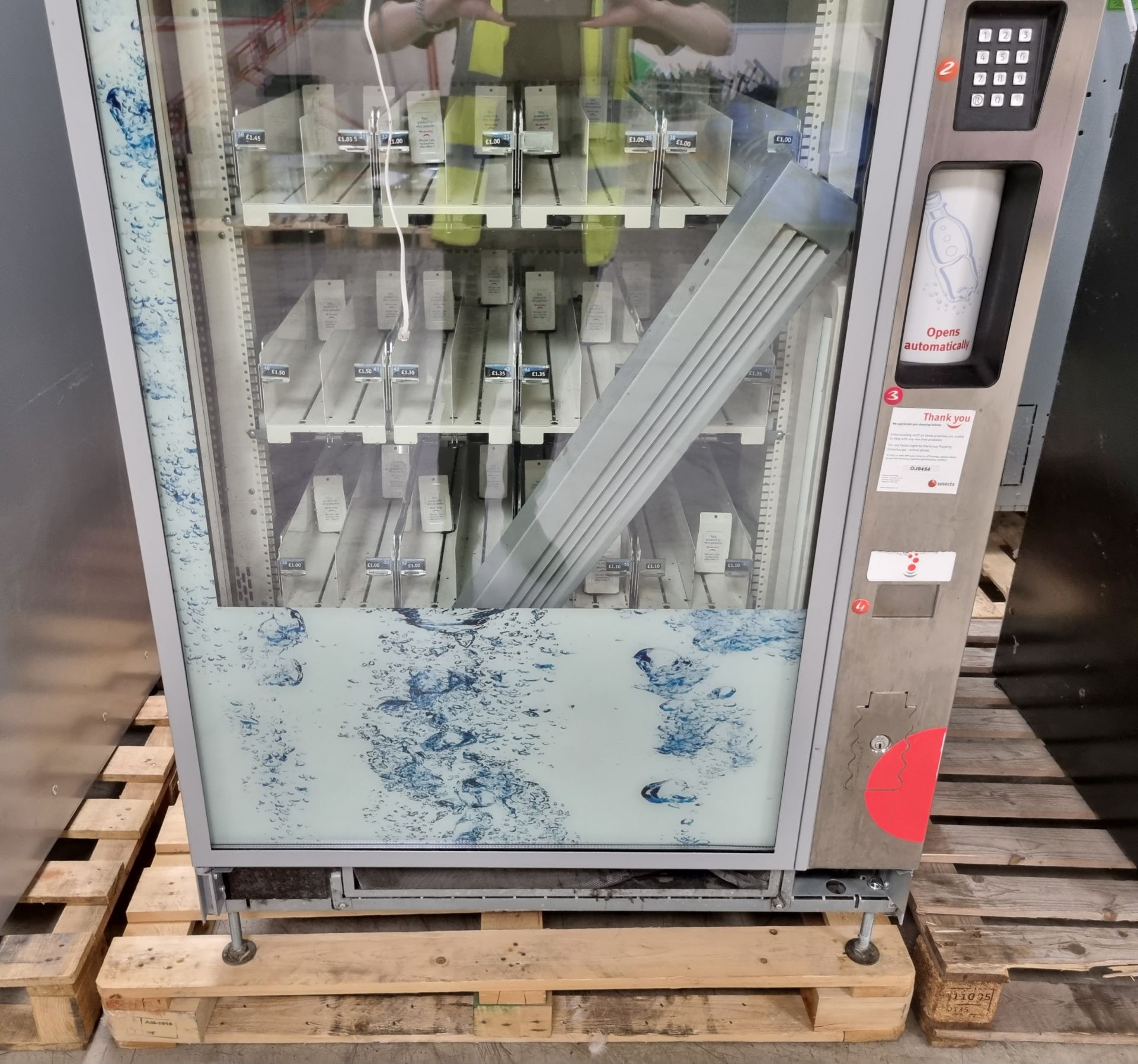 Selecta ST Tropez beverage vending machine - W 1000 x D 880 x H 1930mm - DAMAGE TO FRONT - Image 4 of 5