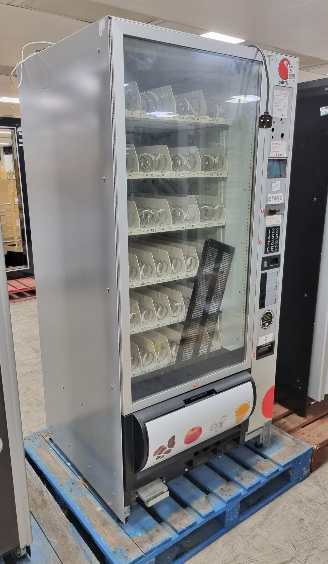 Selecta Samba Classic snacks vending machine - cash only - W 900 x D 870 x H 1850mm - DAMAGED - Image 2 of 6