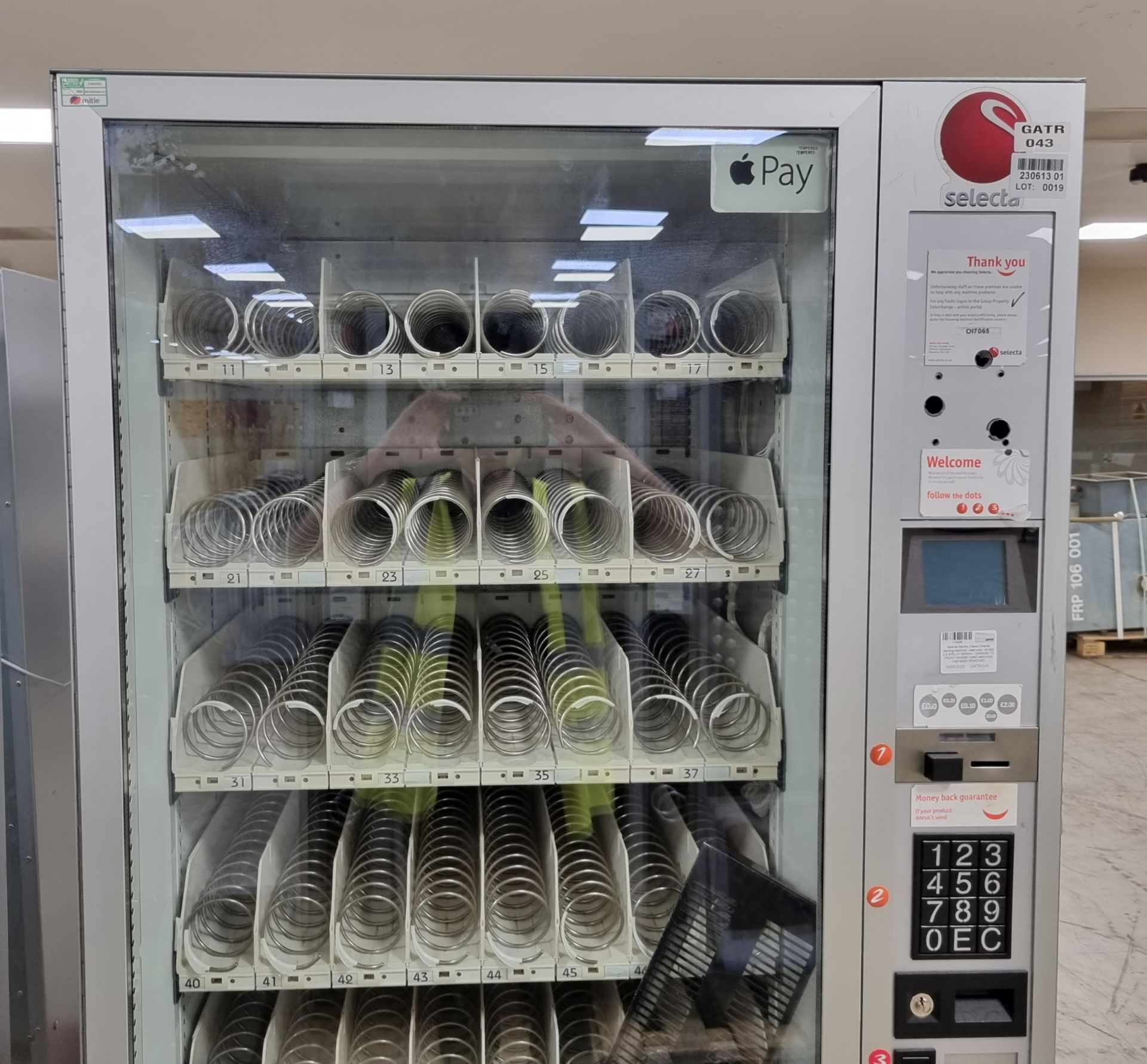 Selecta Samba Classic snacks vending machine - cash only - W 900 x D 870 x H 1850mm - DAMAGED - Bild 3 aus 5