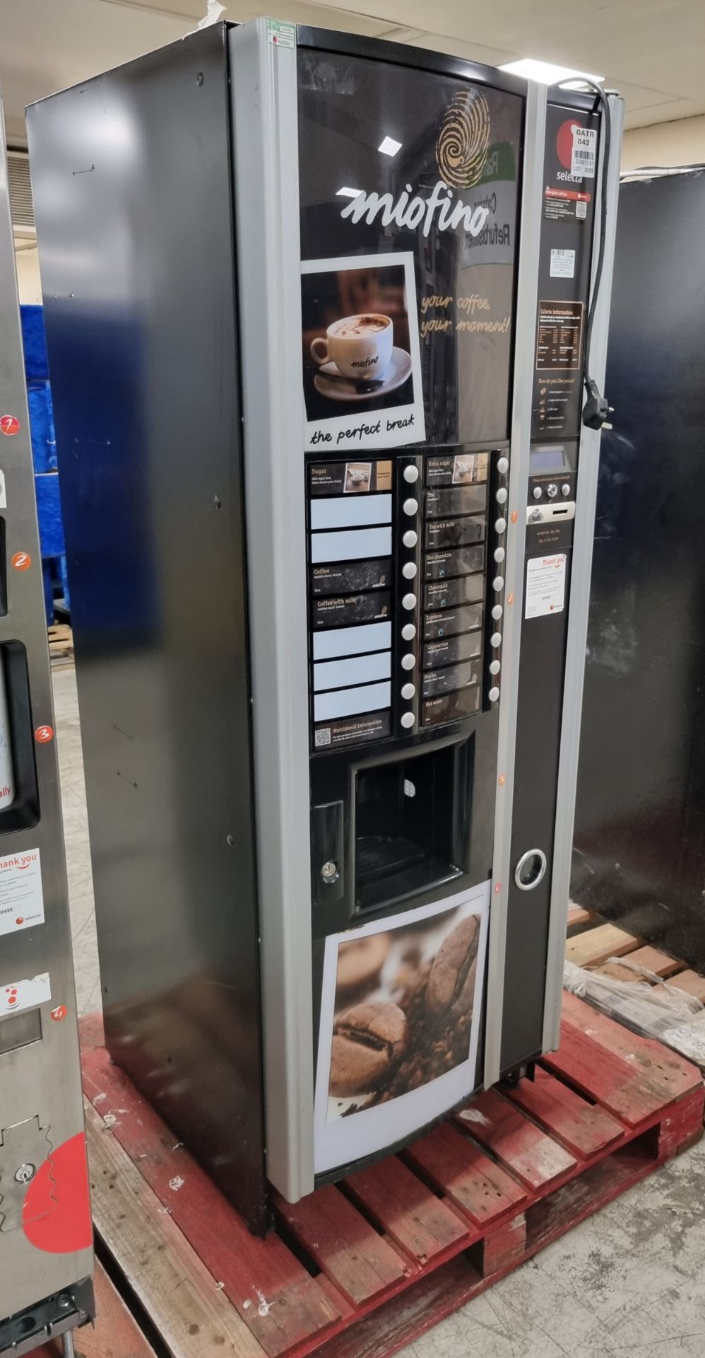 Selecta Astro BLC instant hot drinks vending machine - cash only - W 650 x D 800 x H 1850mm - Bild 2 aus 6