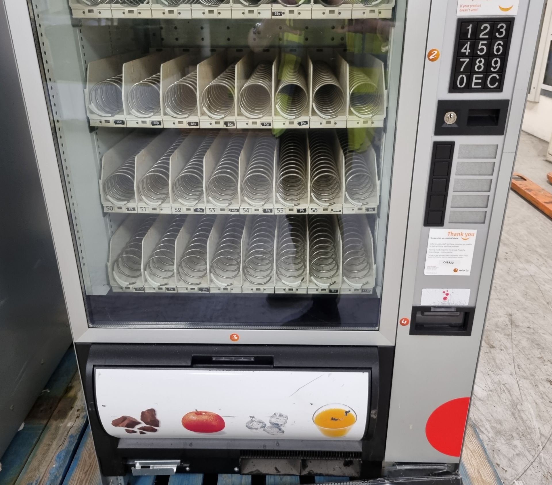 Selecta Samba Classic snacks vending machine - cash only - W 900 x D 870 x H 1850mm - DAMAGED - Image 4 of 5