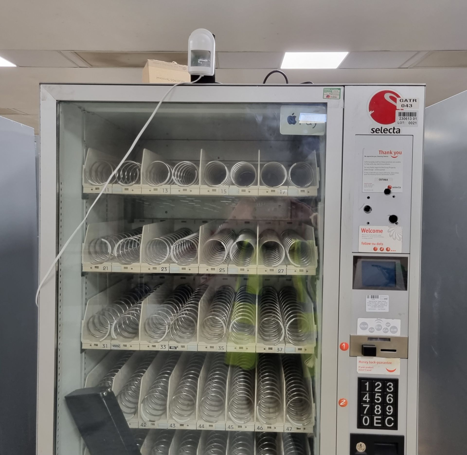 Selecta Samba Classic snacks vending machine - cash only - W 900 x D 870 x H 1850mm - DAMAGED - Image 4 of 6