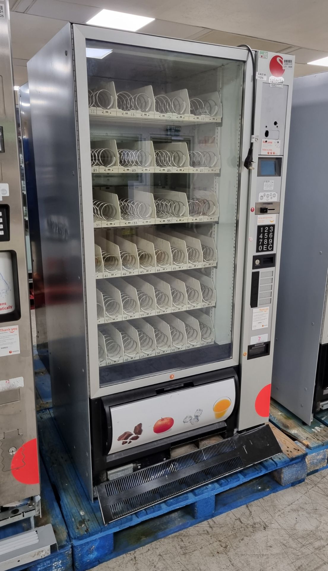 Selecta Samba Classic snacks vending machine - cash only - W 900 x D 870 x H 1850mm - DAMAGED - Image 2 of 6