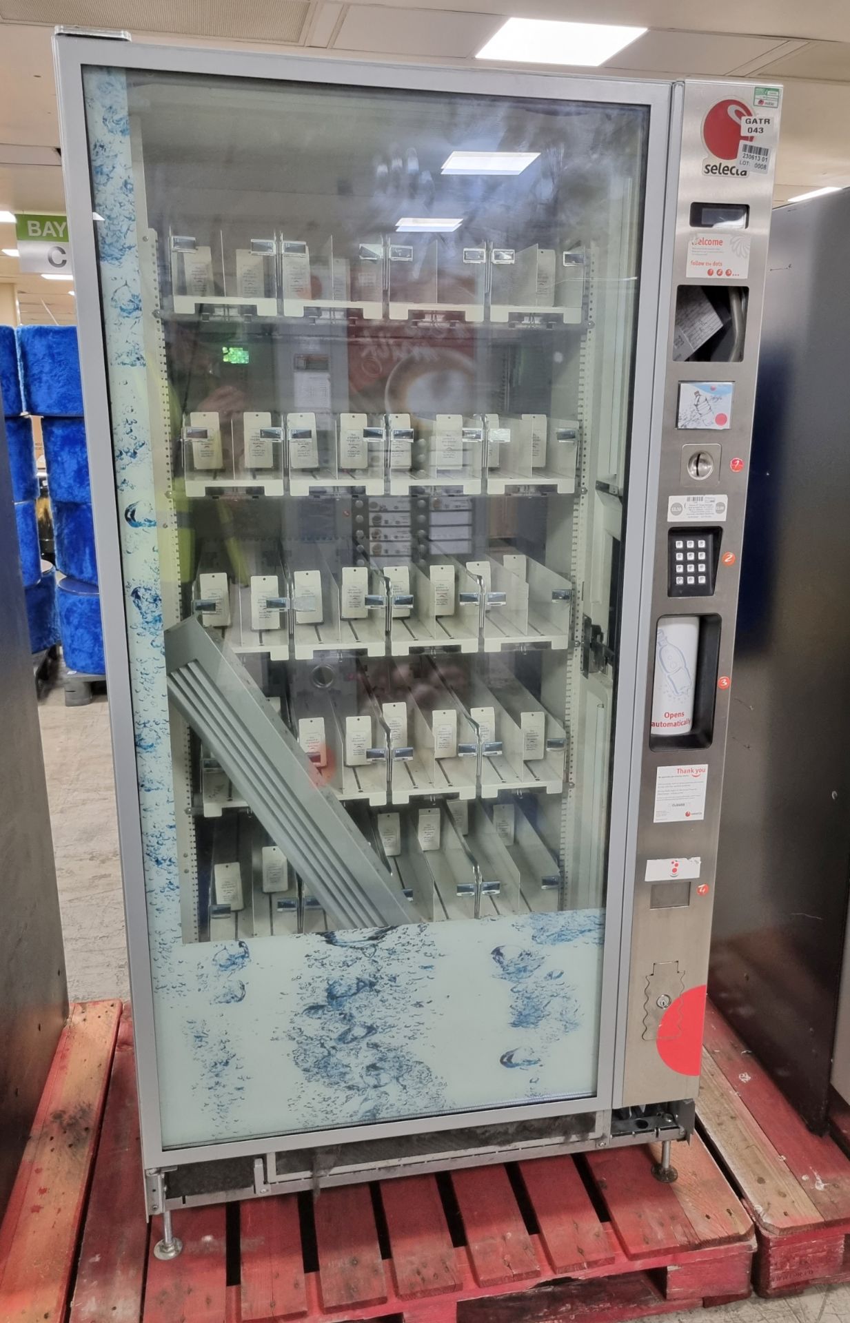 Selecta ST Tropez beverage vending machine - W 1000 x D 880 x H 1930mm - HOLE IN FRONT