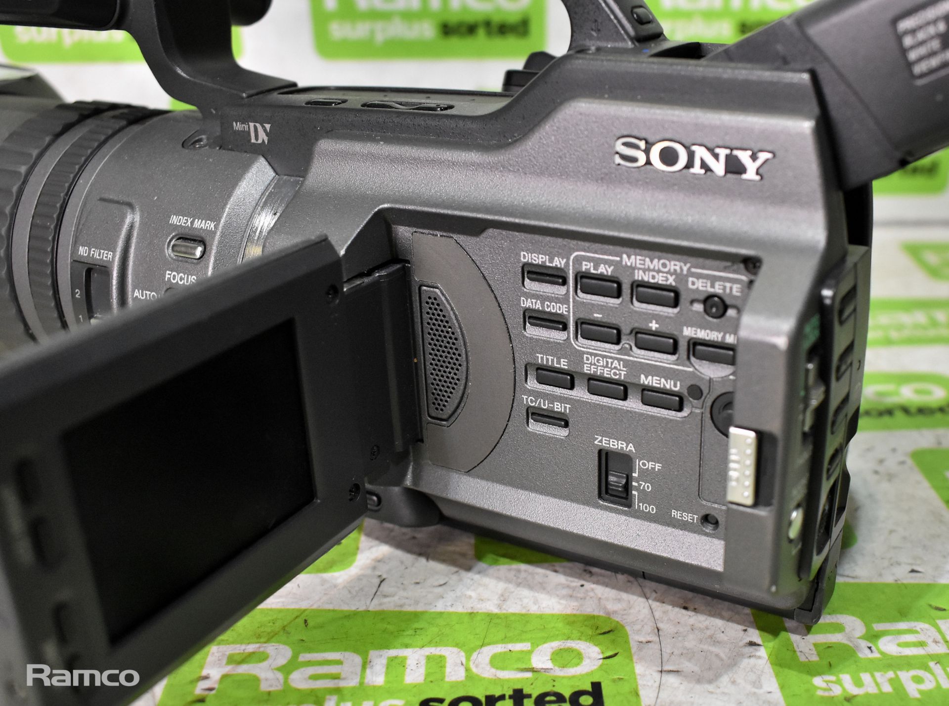 Sony DSR-PD150P camcorder with battery and charger - Bild 6 aus 15