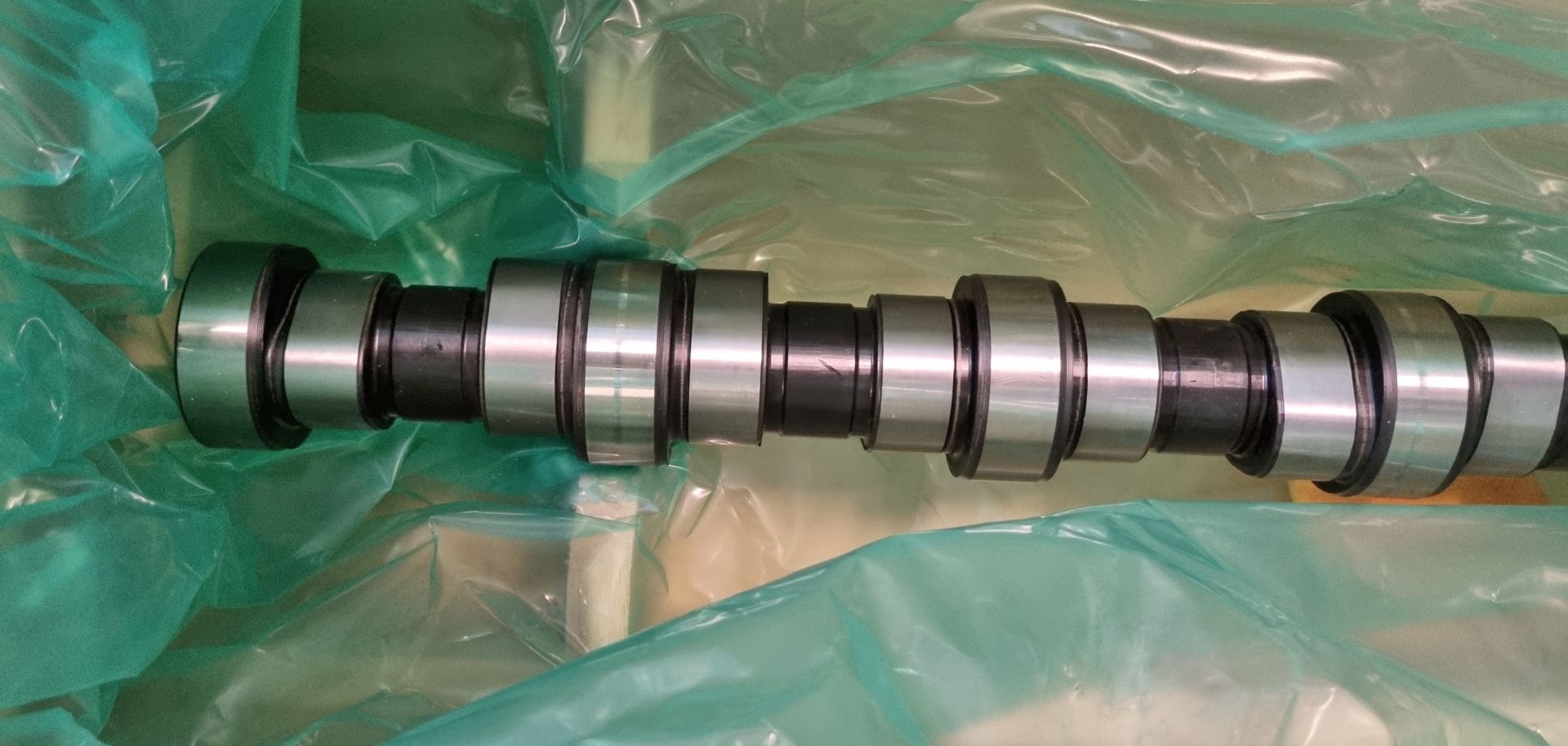 Vehicle spares - Camshaft (215451262#DE) - L 890 x W 240 x H 240mm - Bild 2 aus 3