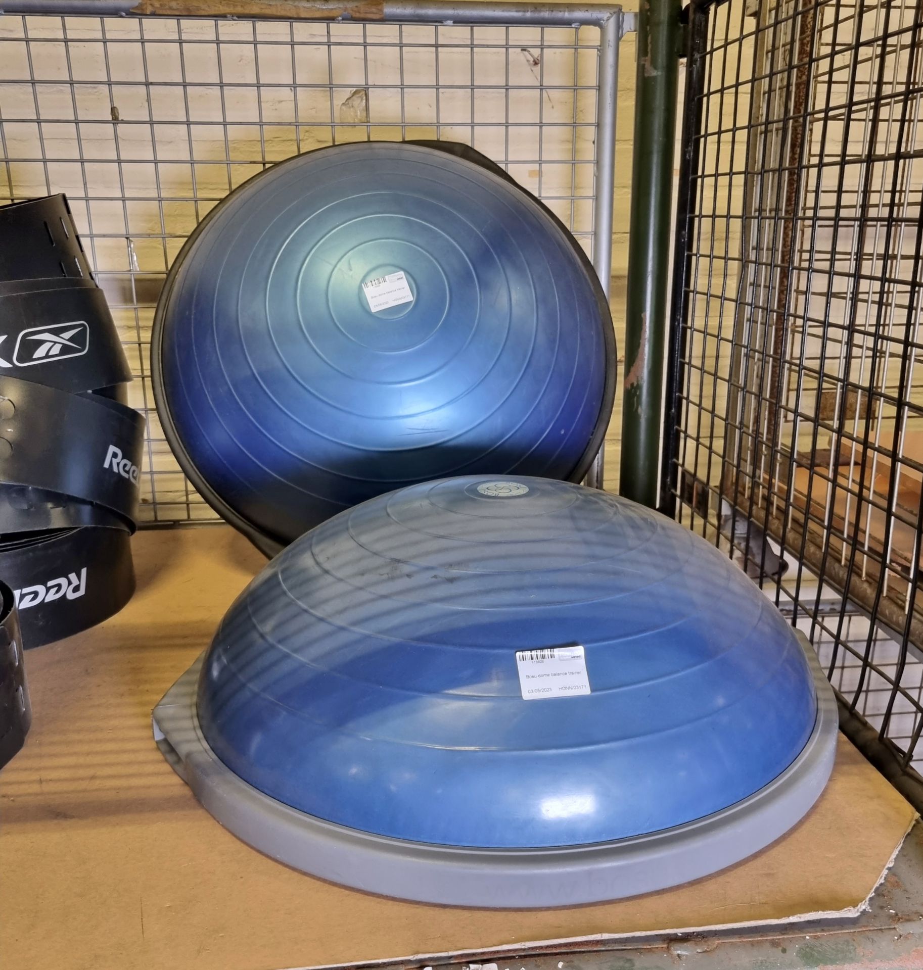 2x Bosu dome balance trainers, 21x Reebok plastic adjustable gym balls stacking rings - Bild 2 aus 3