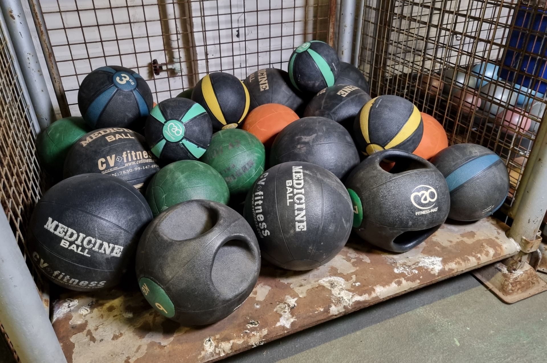 23x Medicine balls multiple sizes and weights - Image 3 of 3