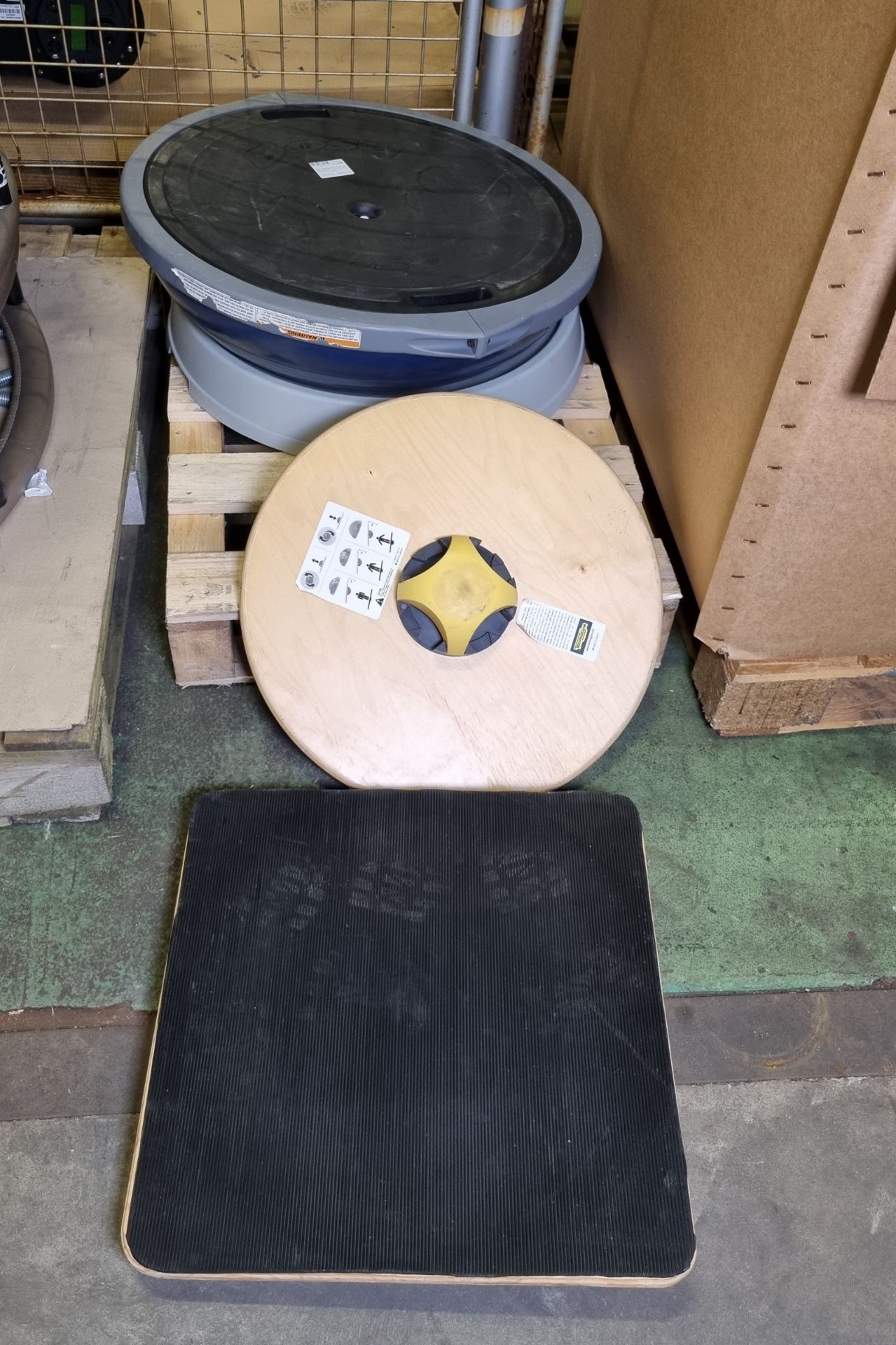 Rocker board - L 470 x W 470 x H 70mm, Wobble board - L 490 x W 490 x H 70mm - Image 2 of 3