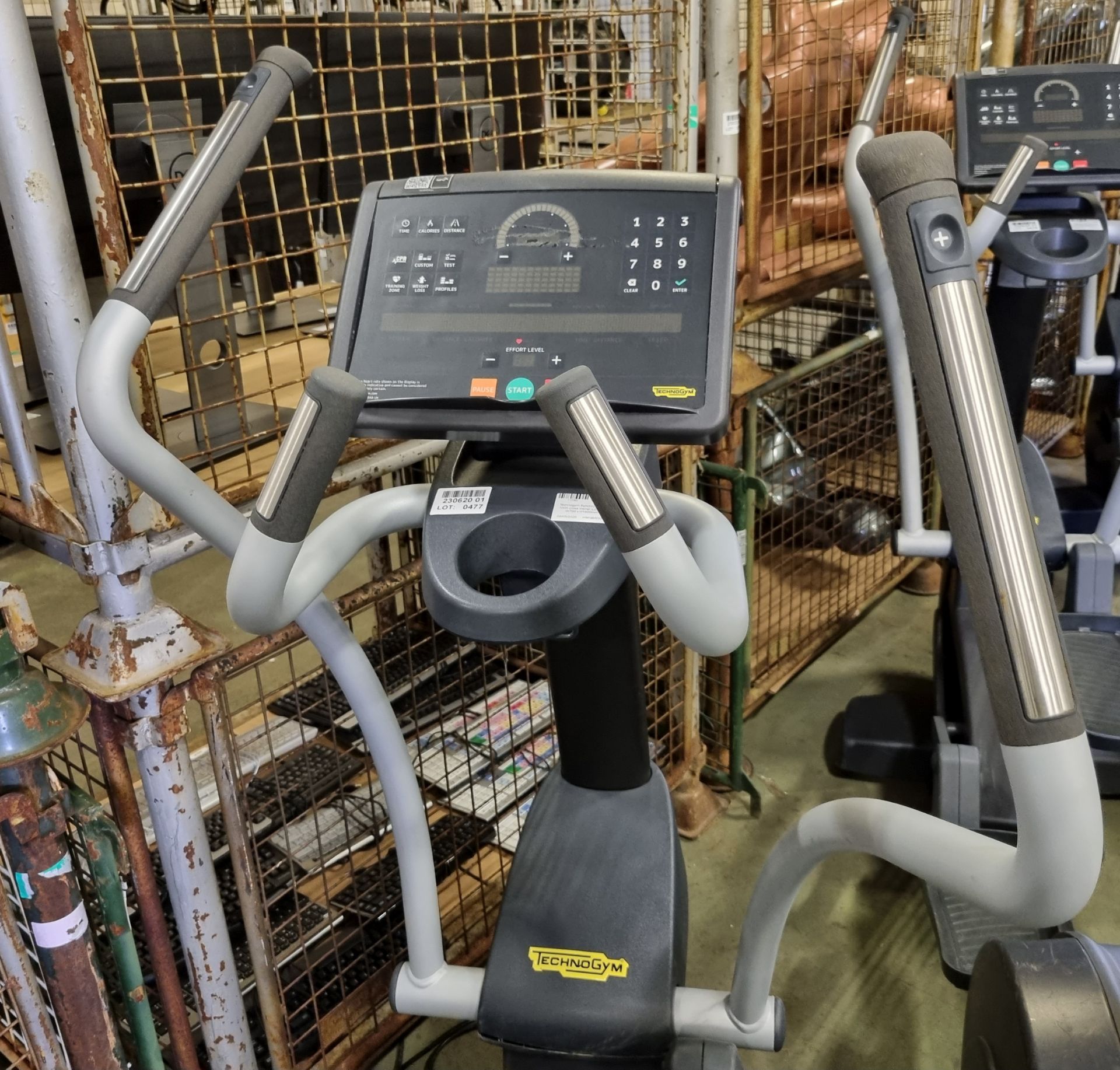 Technogym Synchro Excite 1000 cross trainer L 2040 x W 700 x H 1600mm - Bild 4 aus 6