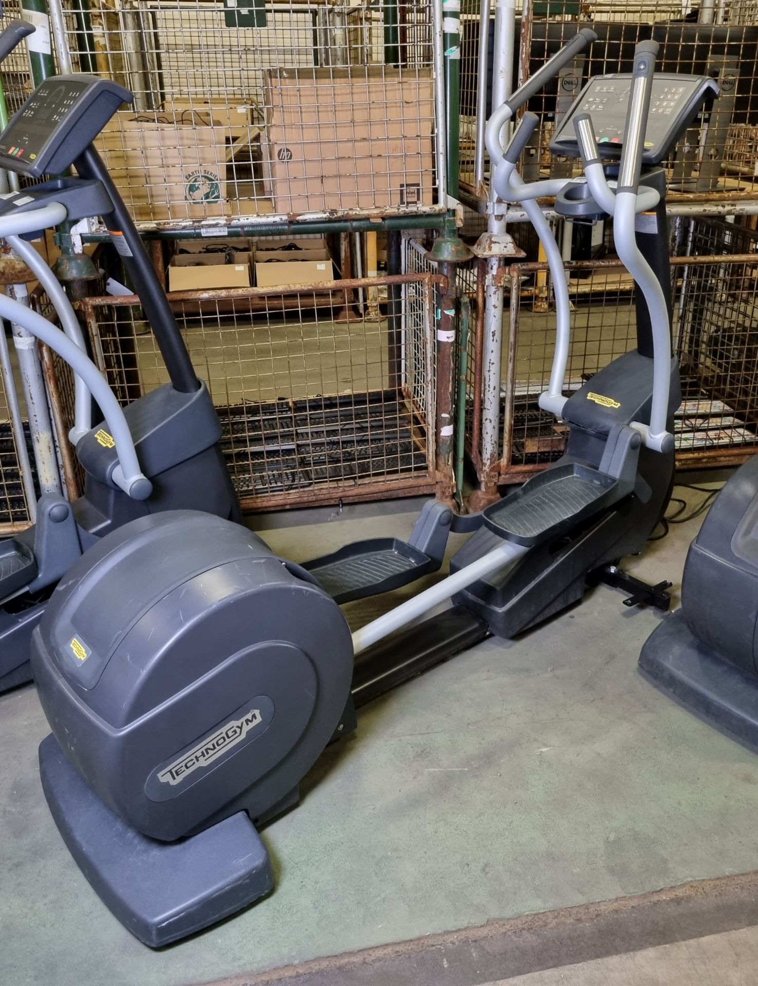 Technogym Synchro Excite 1000 cross trainer L 2040 x W 700 x H 1600mm