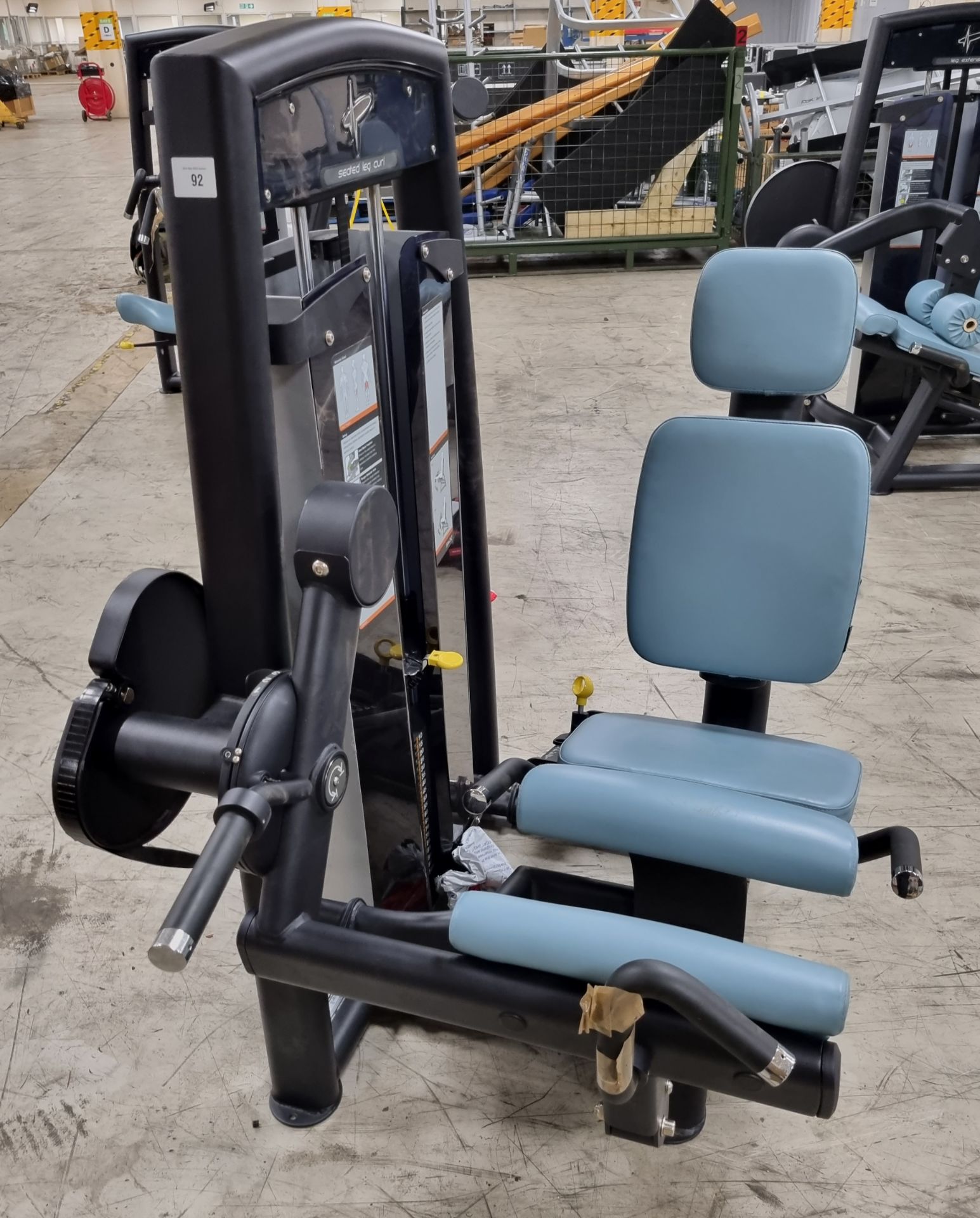 Pulse 562g seated leg curl exercise machine - W 1350 x D 1030 x H 1500mm - Bild 2 aus 6