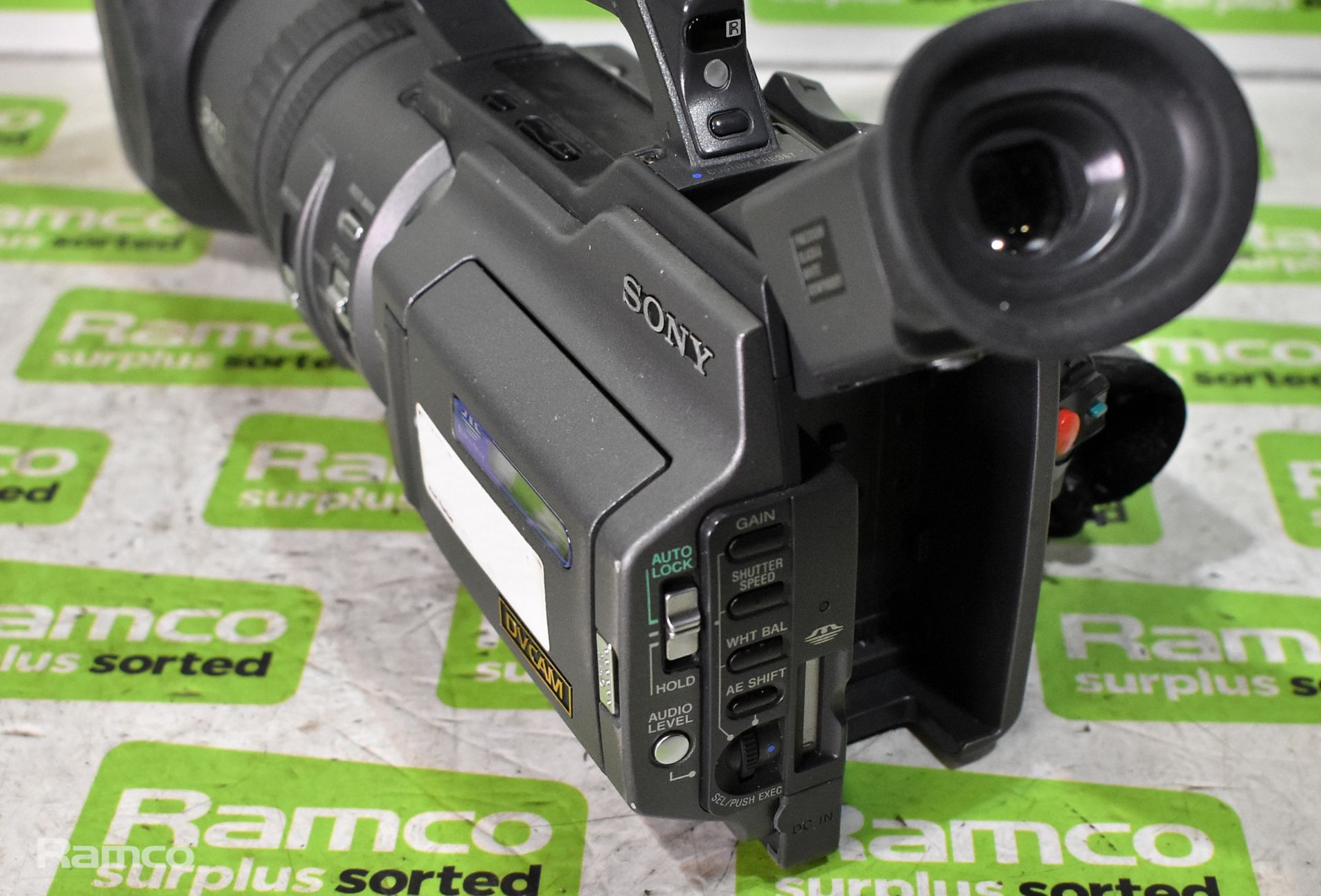 Sony DSR-PD150P camcorder with battery and charger - Bild 5 aus 15