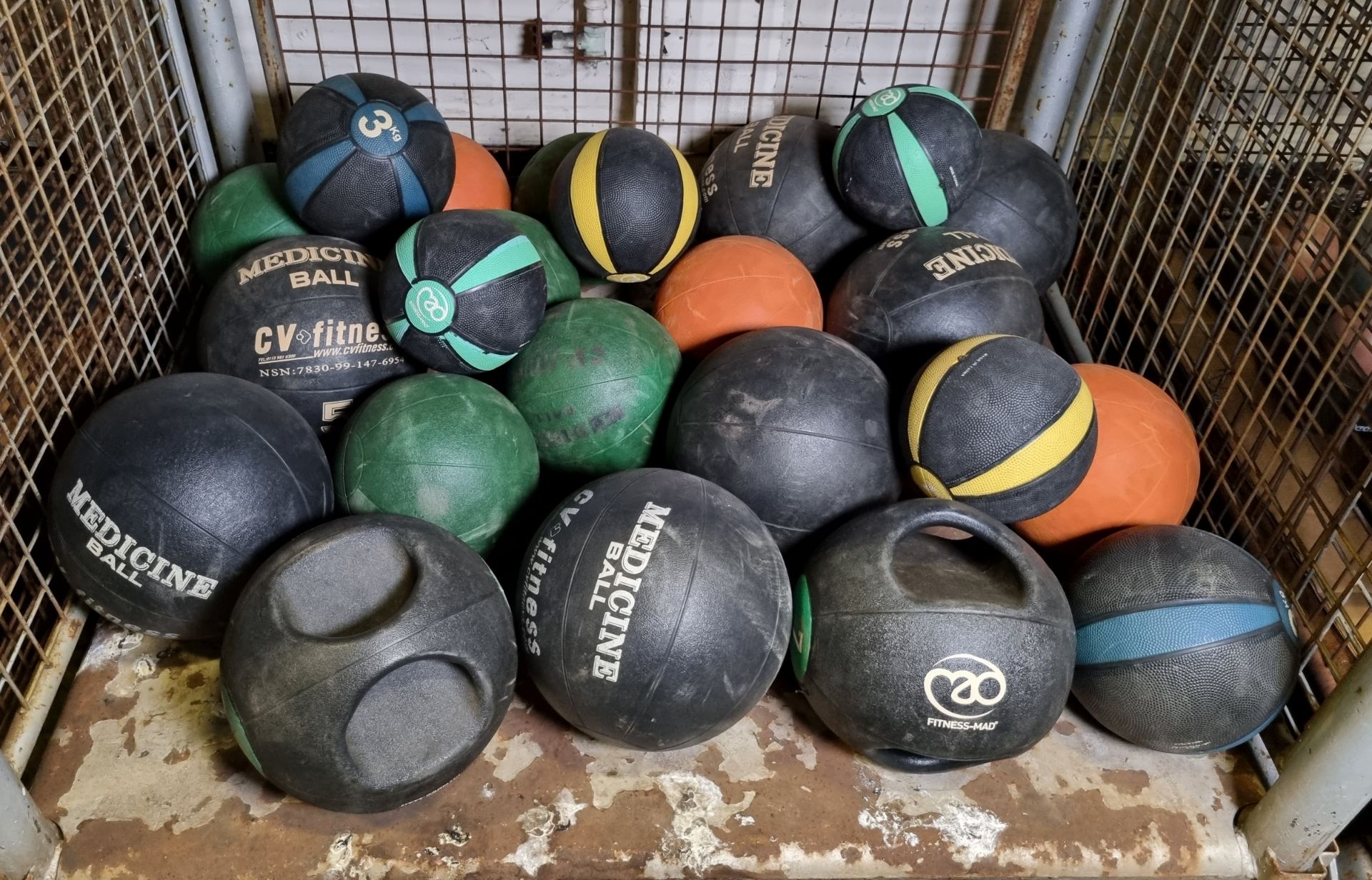 23x Medicine balls multiple sizes and weights - Image 2 of 3