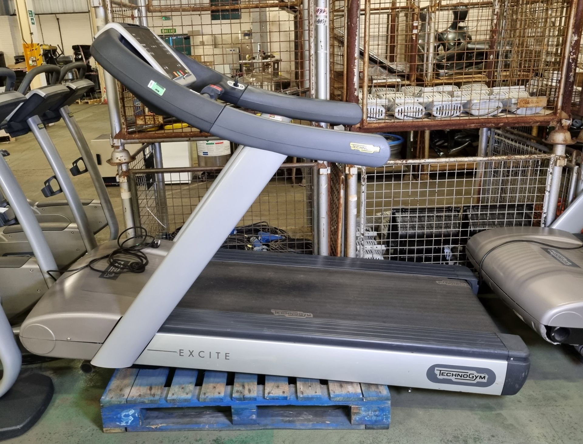 TechnoGym Excite treadmill - W 2160 x D 950 x H 1500mm - Bild 3 aus 4