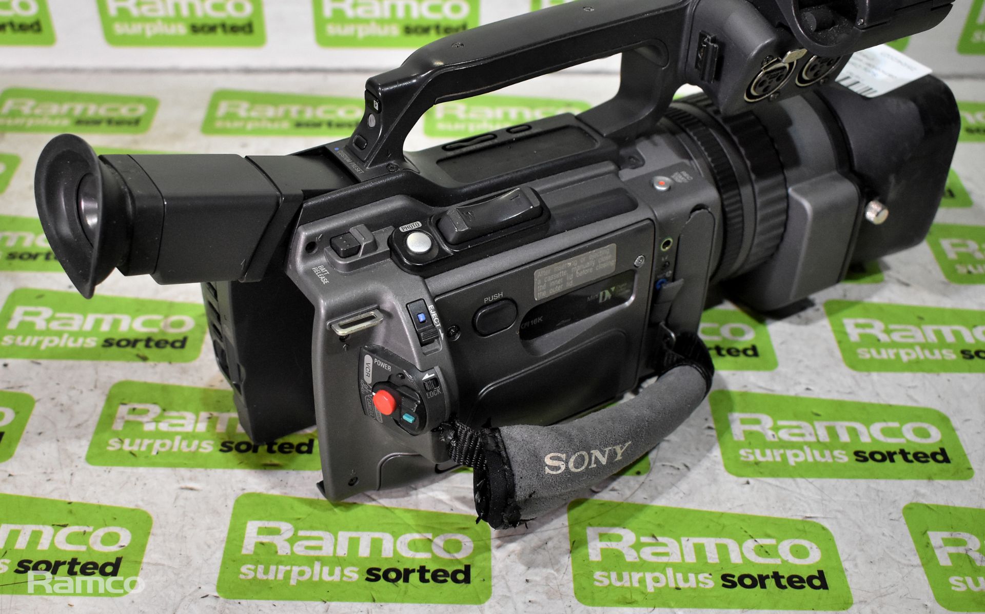 Sony DSR-PD150P camcorder with battery and charger - Bild 3 aus 15