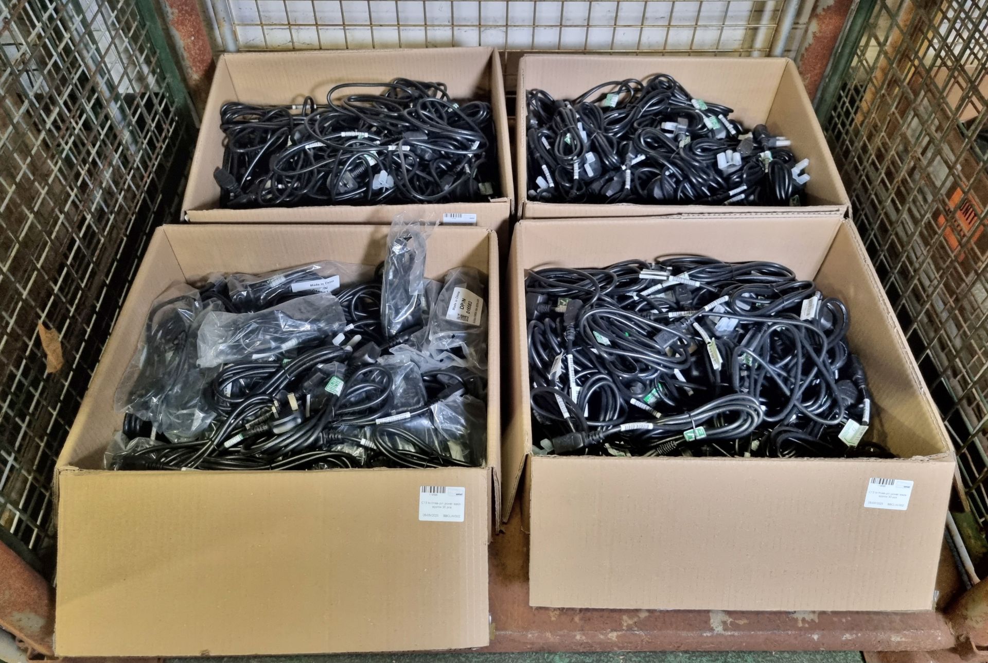 4x boxes of C13 to three-pin power leads - approx 30 items per box - Bild 2 aus 4
