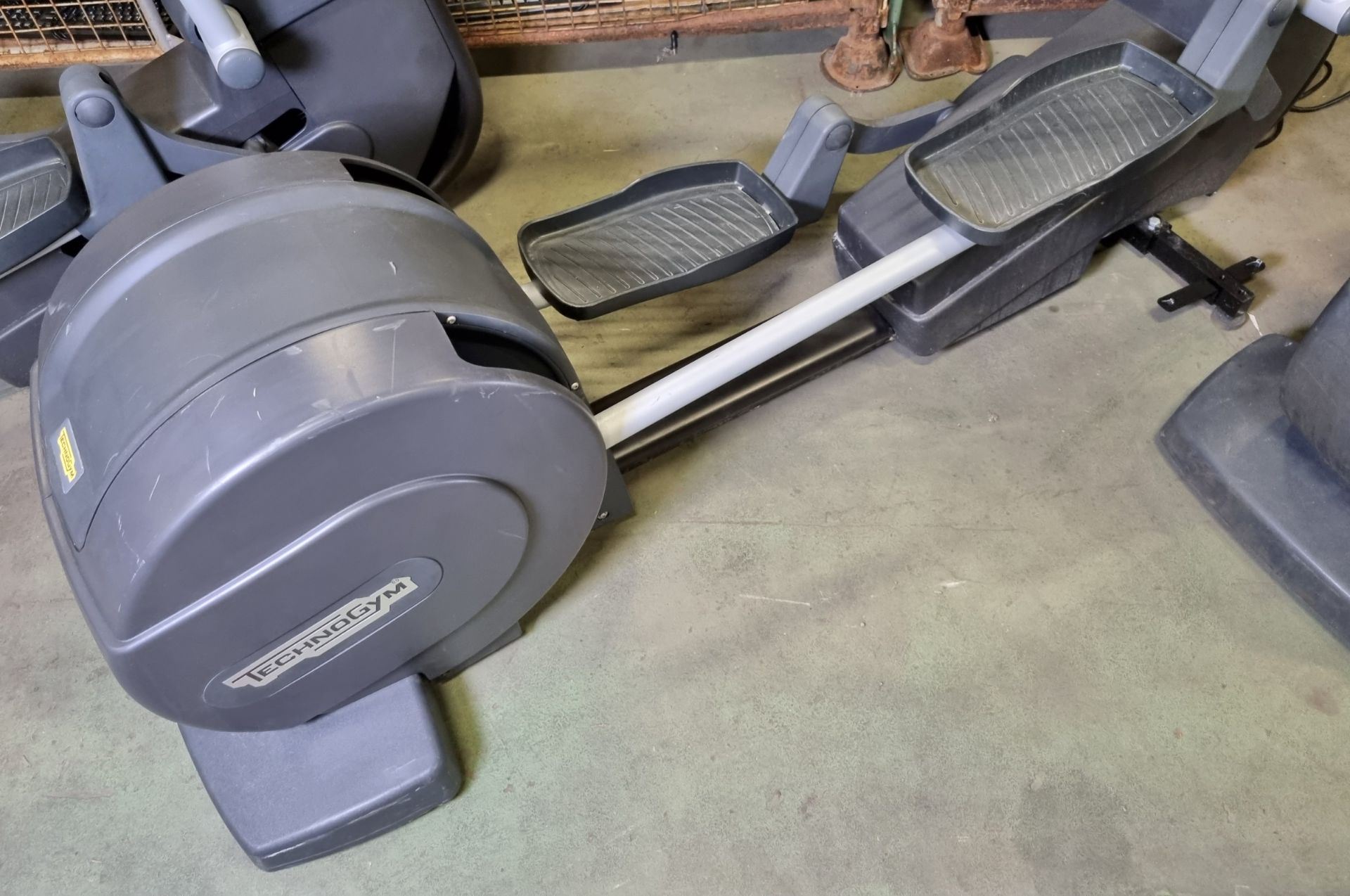 Technogym Synchro Excite 1000 cross trainer L 2040 x W 700 x H 1600mm - Bild 3 aus 6