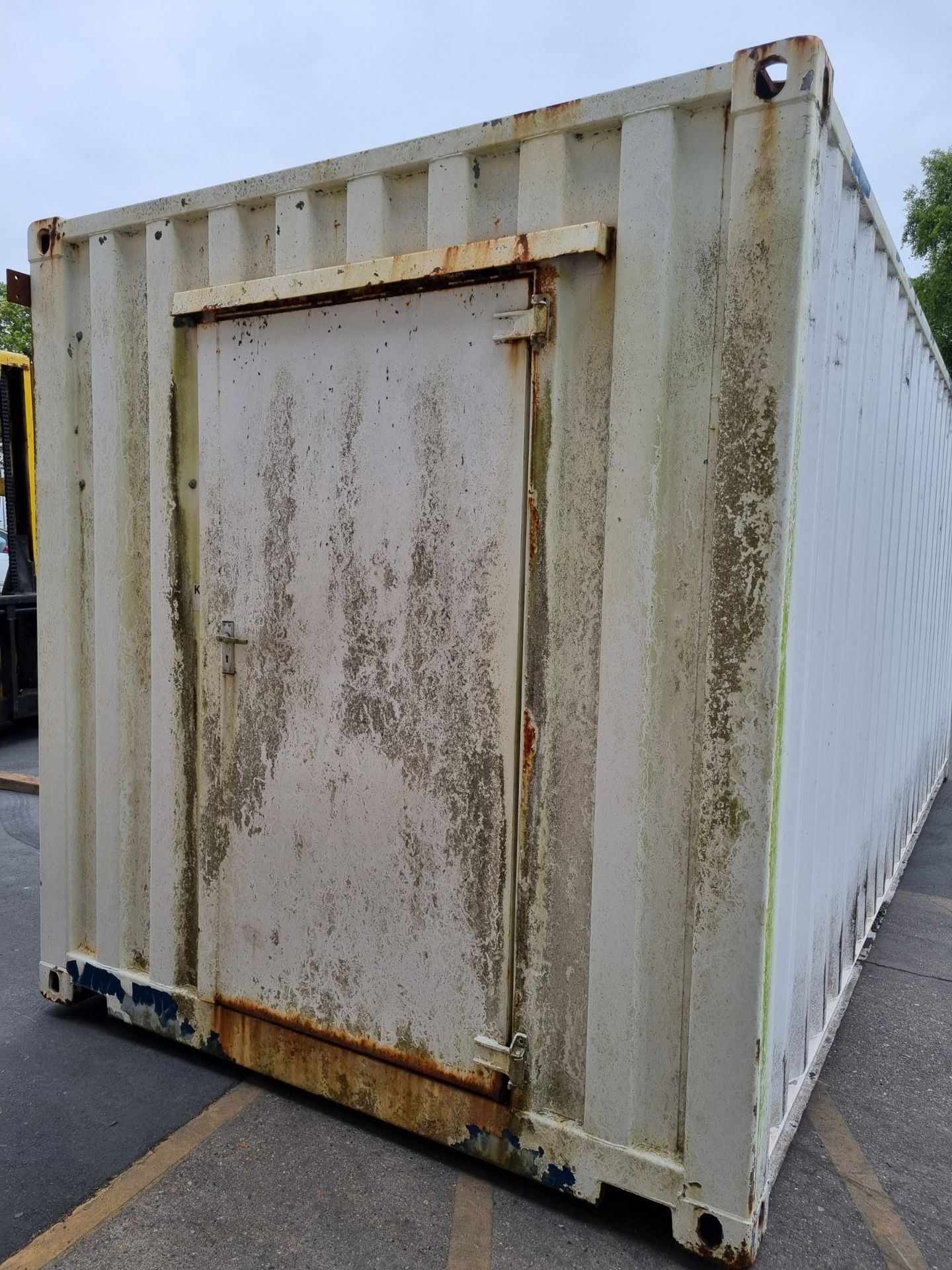 20 foot shipping container with fitted cupboards, drawers, worktops and electrics - L 20 x W 8.5 x H - Image 4 of 16