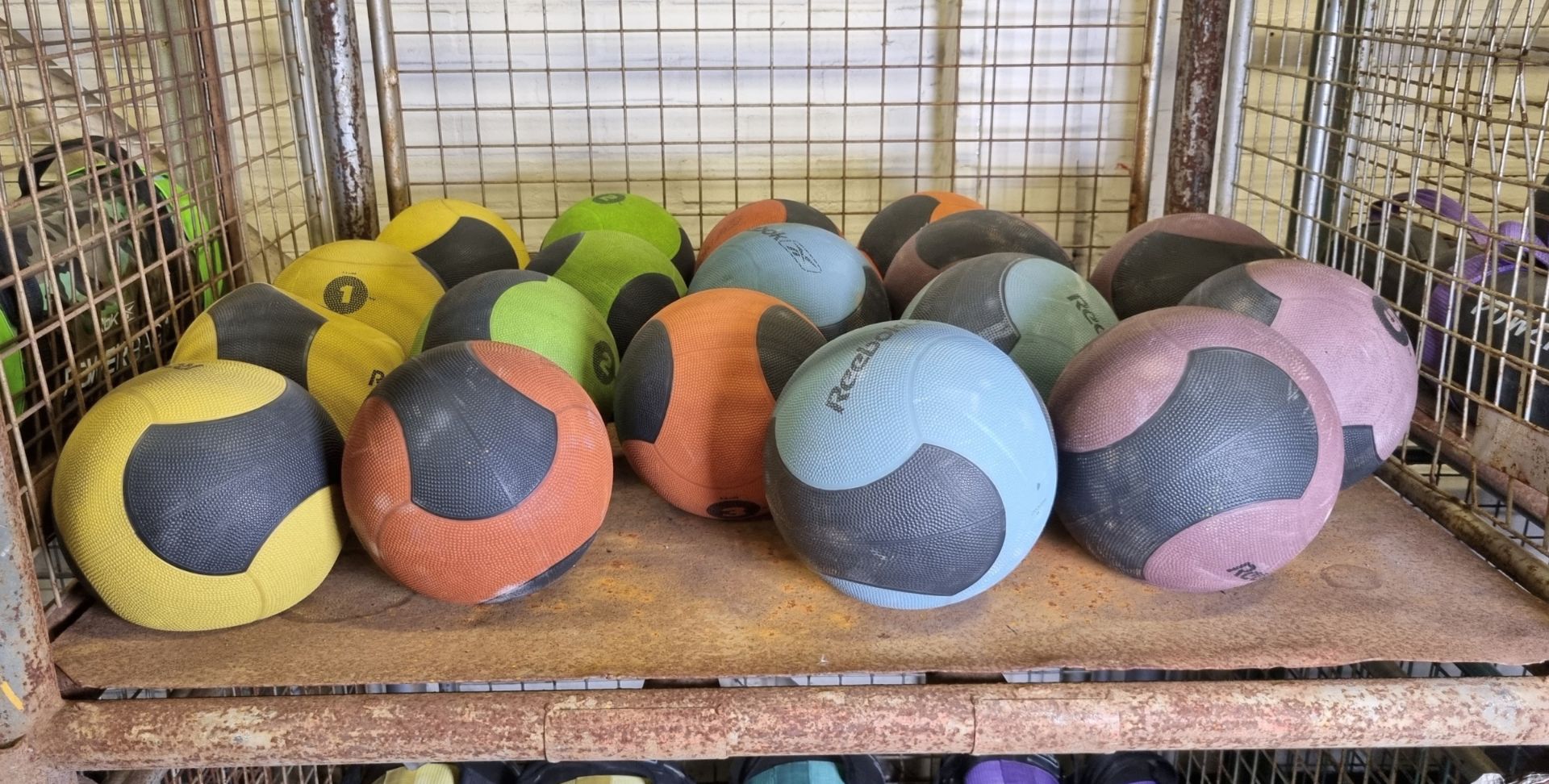 18x Reebok medicine balls - 4x 1kg, 3x 2kg, 4x 3kg, 3x 4kg, 4x 5kg