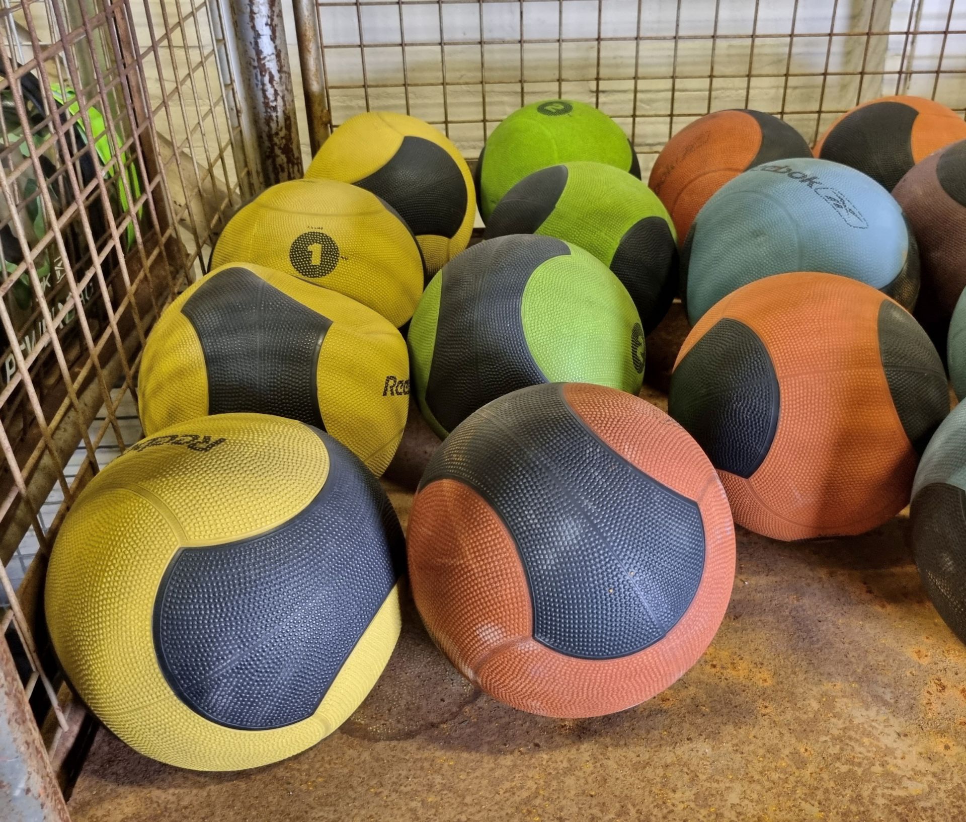 18x Reebok medicine balls - 4x 1kg, 3x 2kg, 4x 3kg, 3x 4kg, 4x 5kg - Bild 2 aus 3