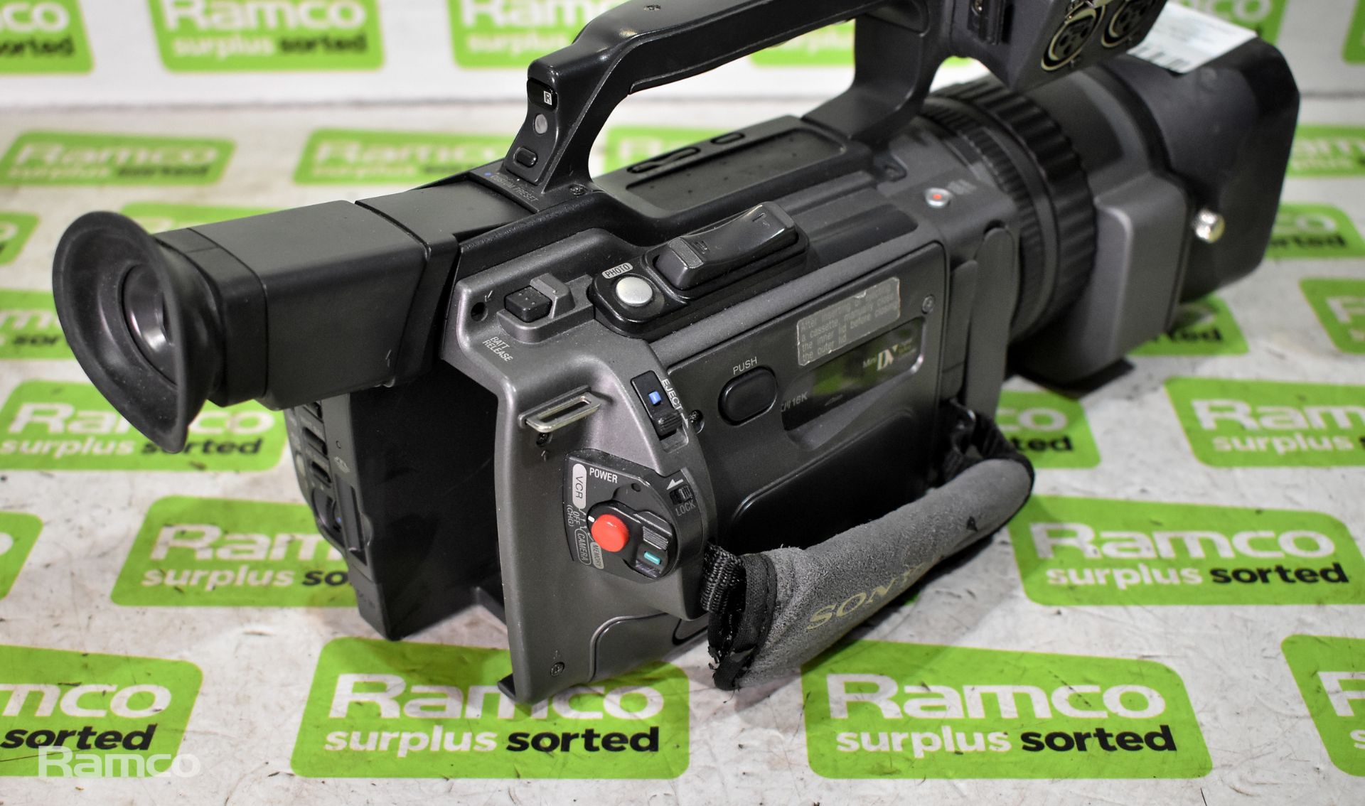 Sony DSR-PD150P camcorder with 2 batteries - Bild 3 aus 14