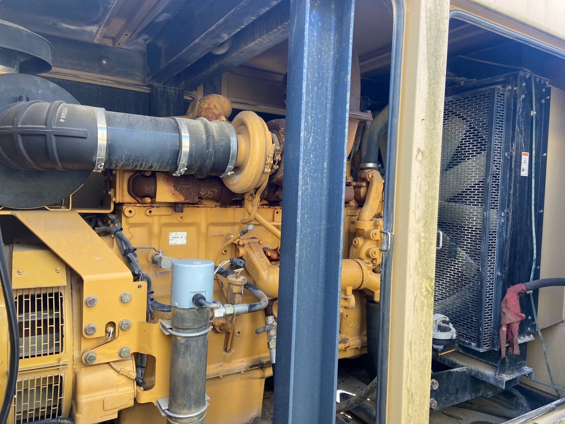 Caterpillar 320KVA 256kW generator - 445Amps per phase @ 415v - 50Hz - 1500rpm - 2004 YOM - Image 9 of 15