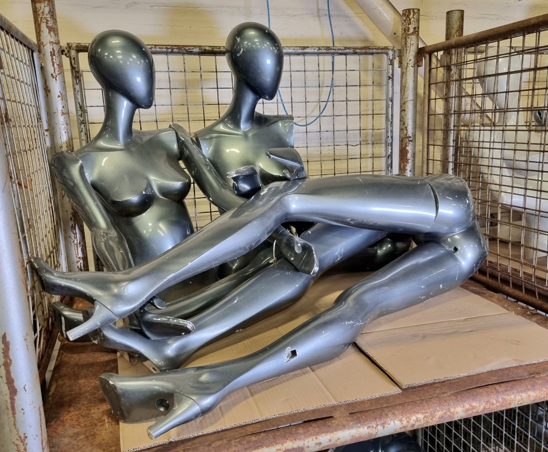 2x metallic grey plastic female mannequins with detachable limbs - Bild 3 aus 3