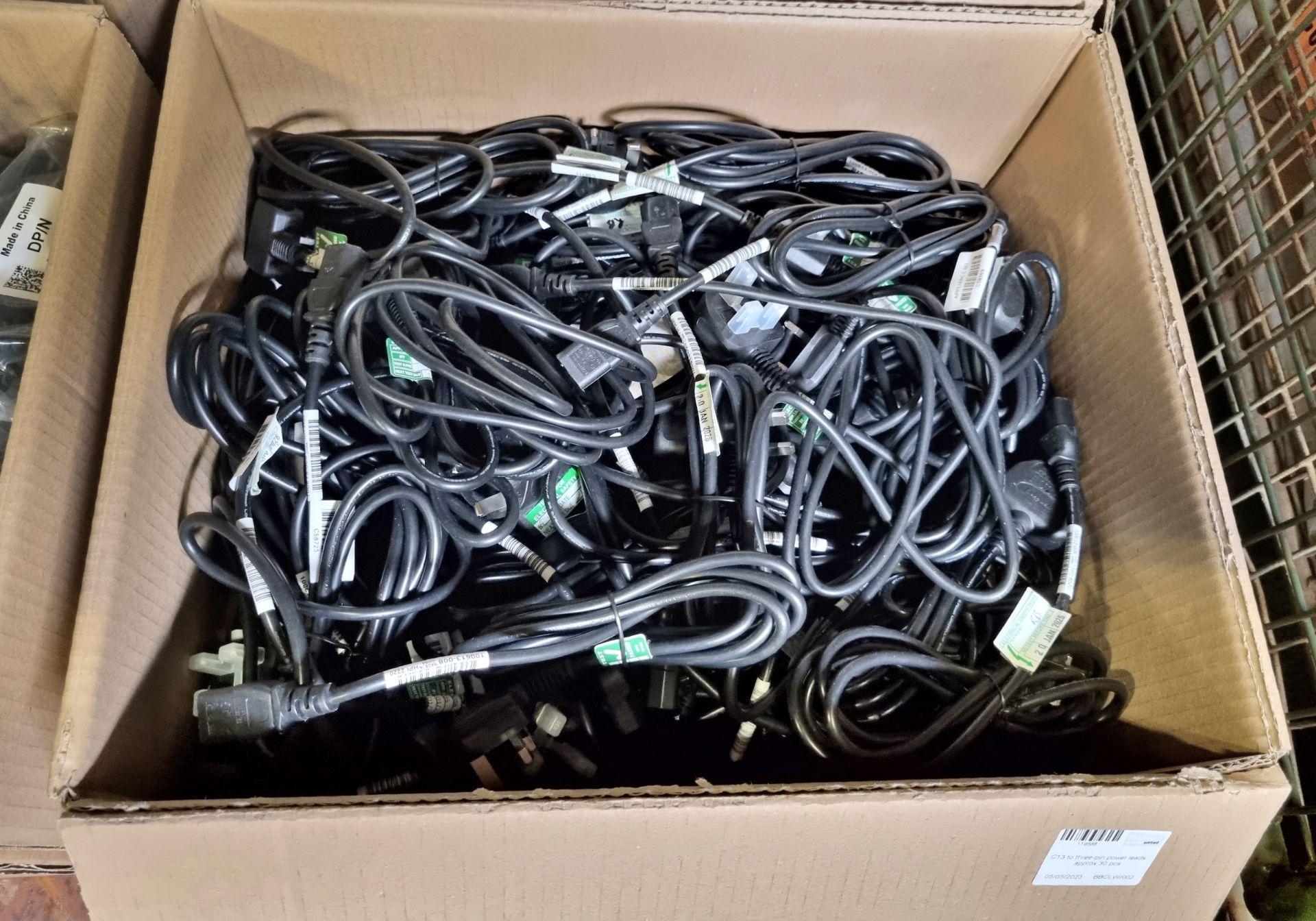 4x boxes of C13 to three-pin power leads - approx 30 items per box - Bild 3 aus 4