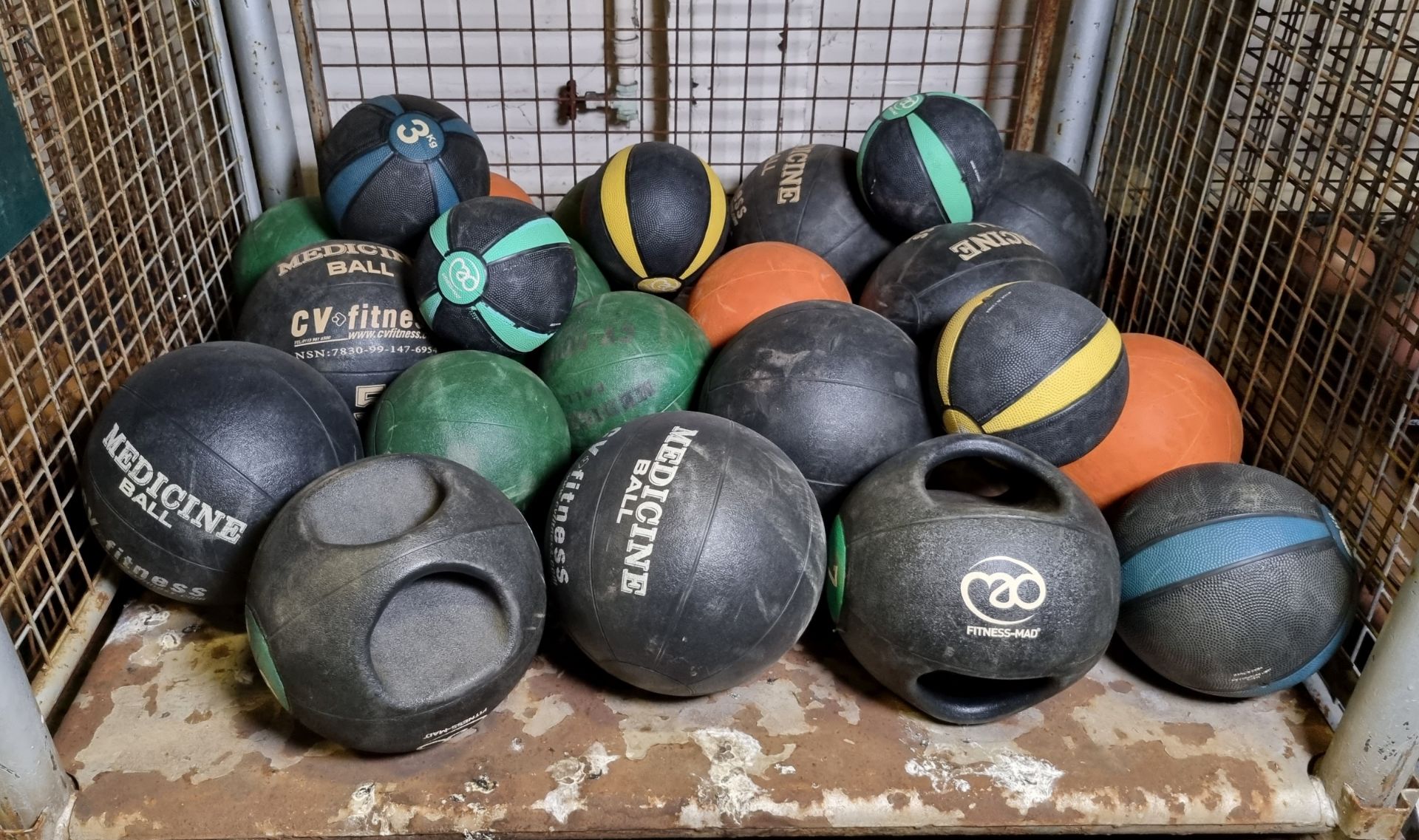 23x Medicine balls multiple sizes and weights