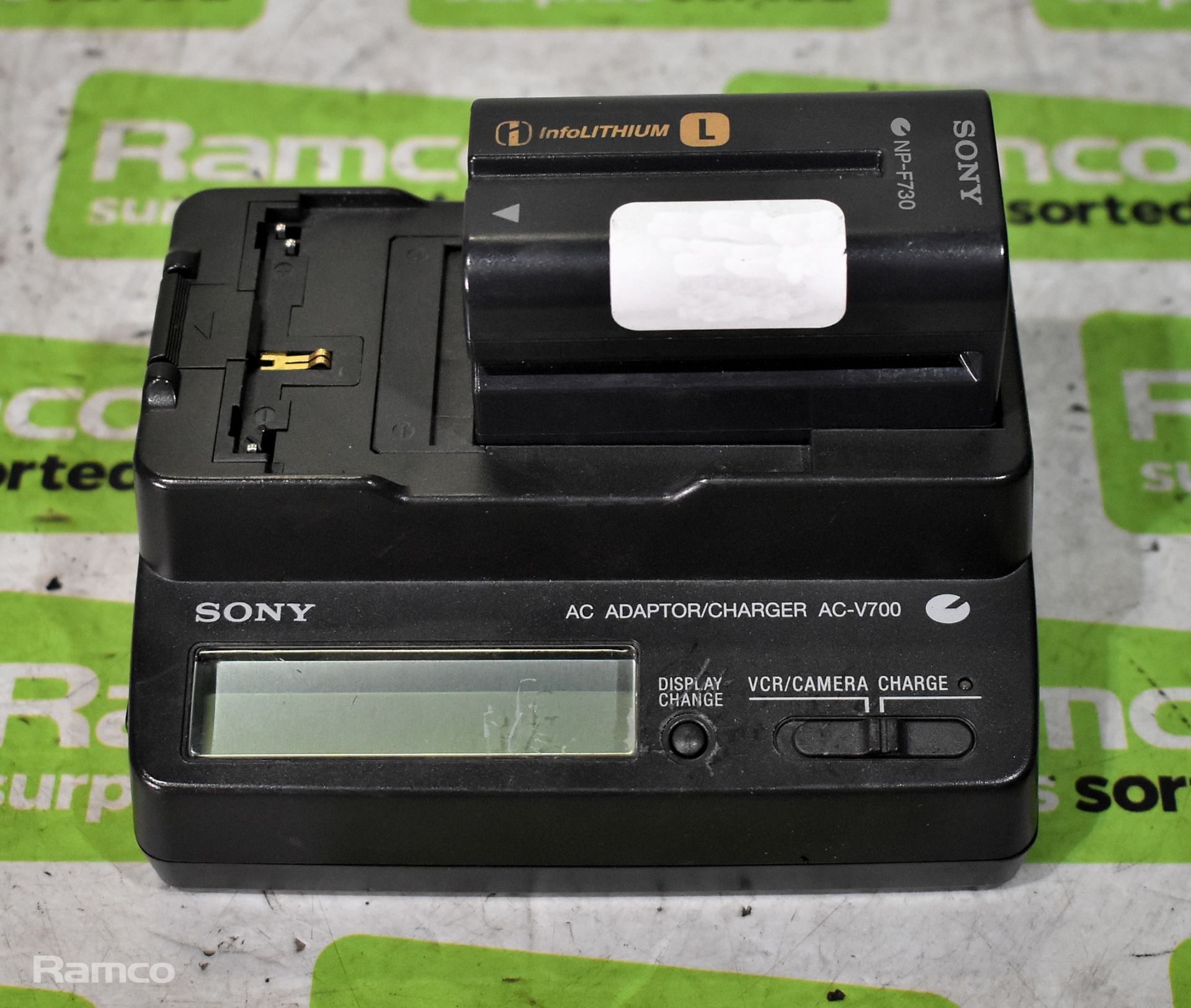 Sony DSR-PD150P camcorder with battery and charger - Bild 13 aus 15