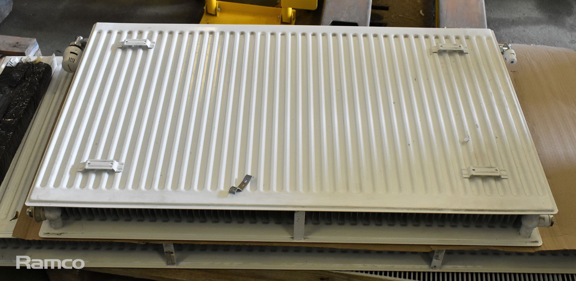 2x white radiators with wall brackets - L 1000 x 600 x 110mm, 4 ring gas hob top - Bild 4 aus 8