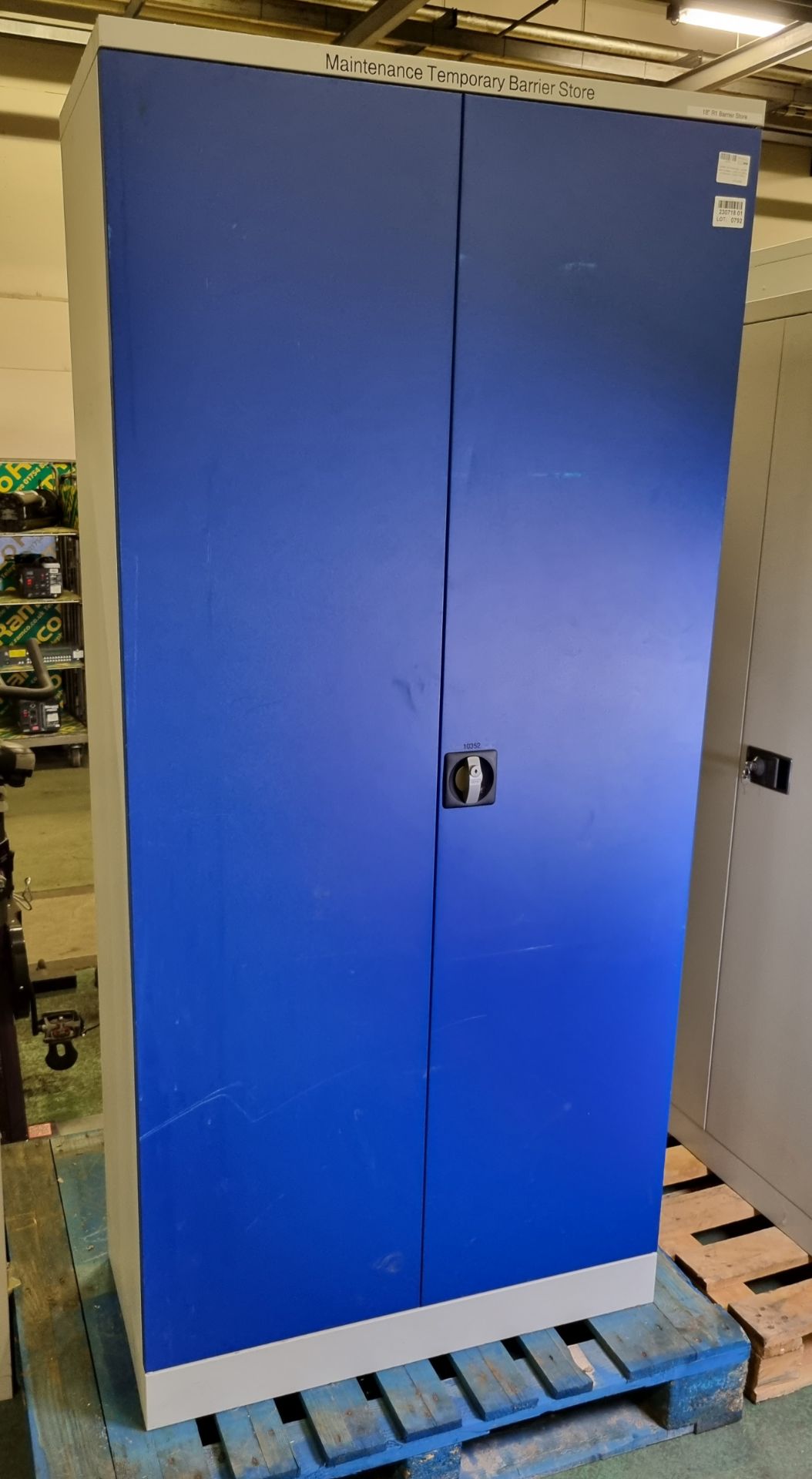 Locker with blue door - locked with no keys - L 920 x D 420 x H 1950mm - UNLOCKABLE