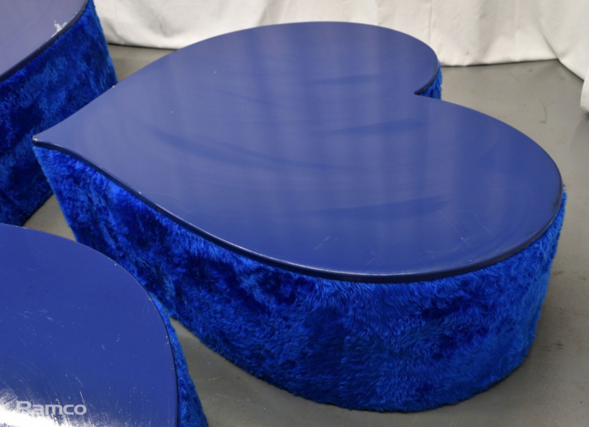 4x Asymmetrical heart shaped blue fur-covered wooden tables from countries' seating areas - Bild 10 aus 18