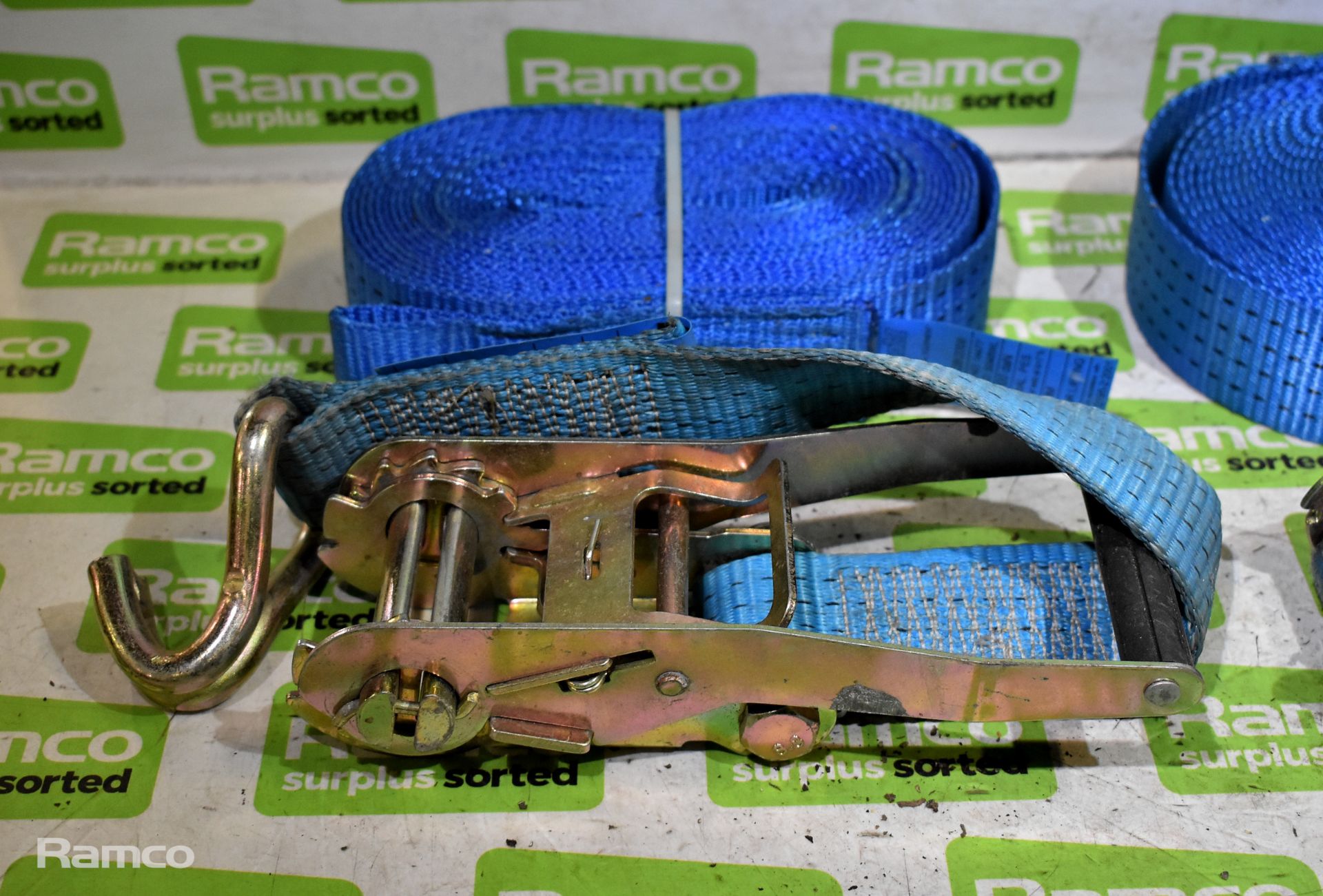 3x Neilsen heavy duty 50mm x 4m ratchet straps - 2.5T capacity / 5000 kg breaking strain - Image 2 of 4