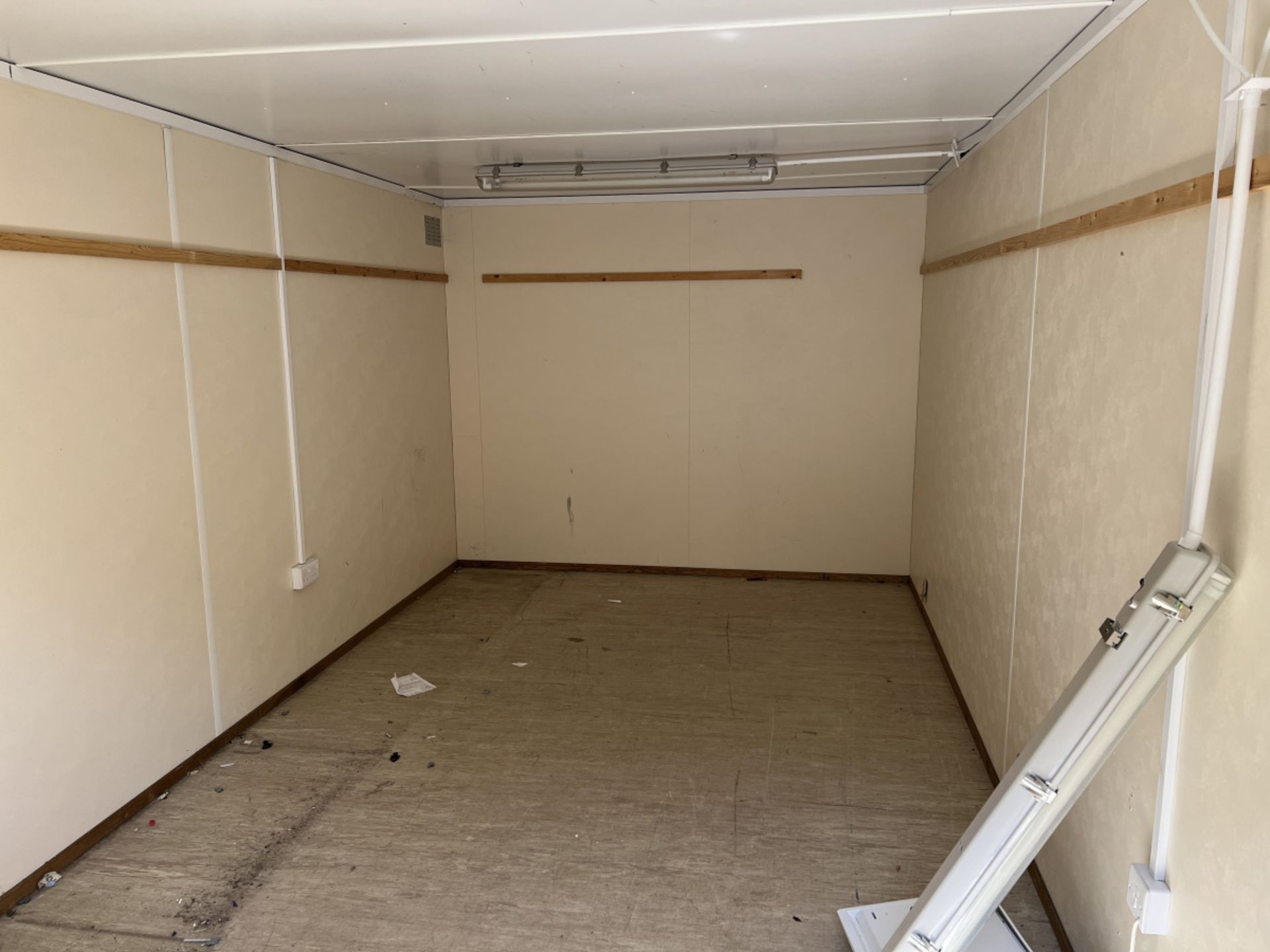 18ft portable accommodation cabin with single door - fitted floor, walls, ceiling and electrics - Image 6 of 15