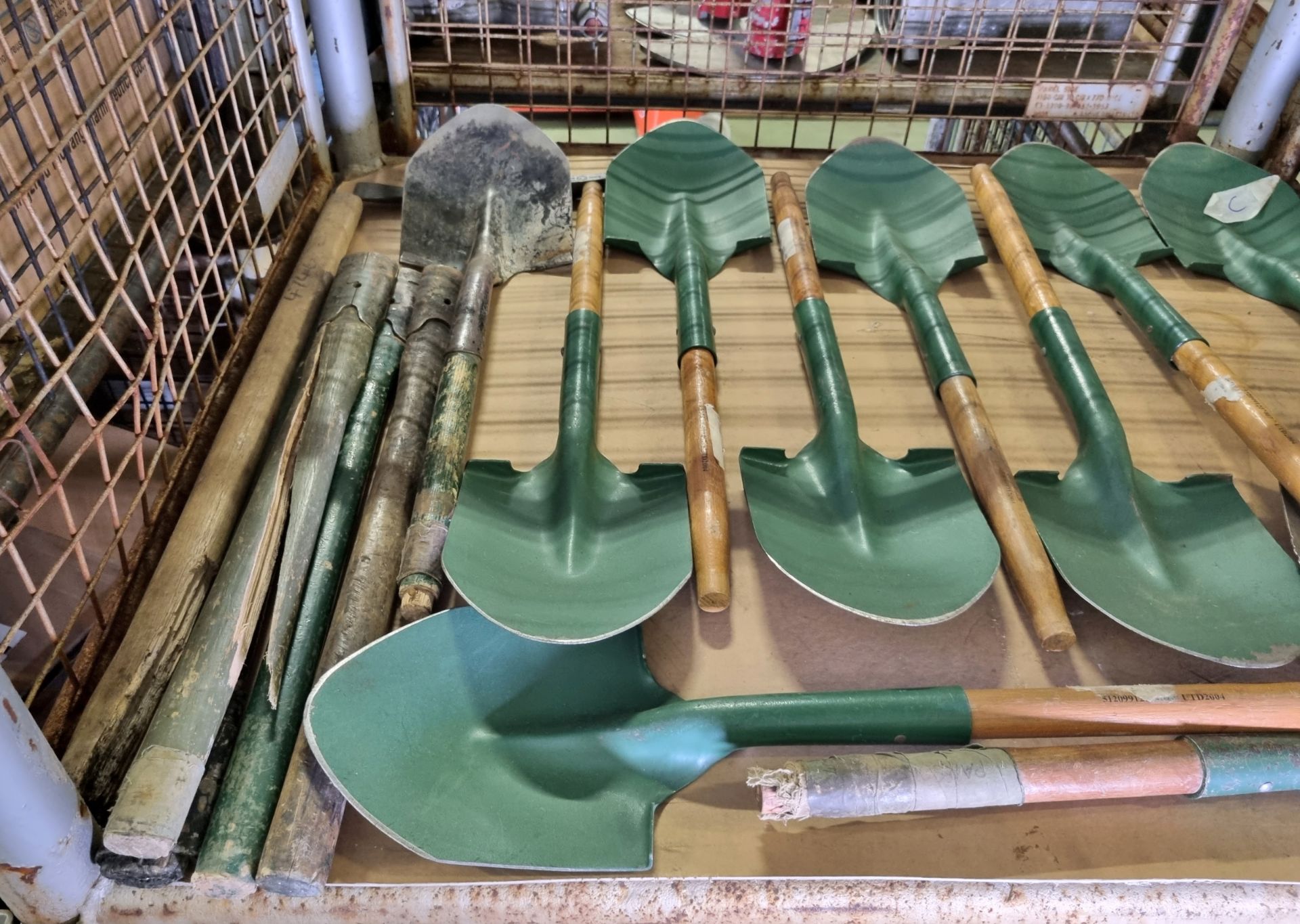 Garden / ground equipment - 11x shovels - 5x pick handles - 1x pick head - Bild 3 aus 3