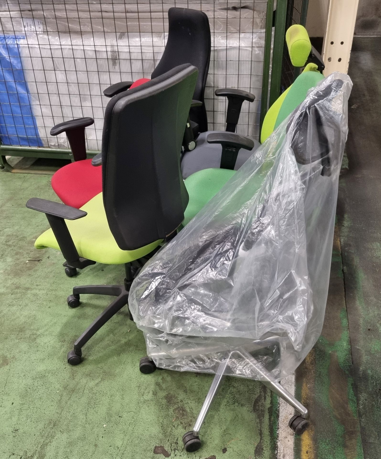 6x mixed coloured office chairs - Image 2 of 4