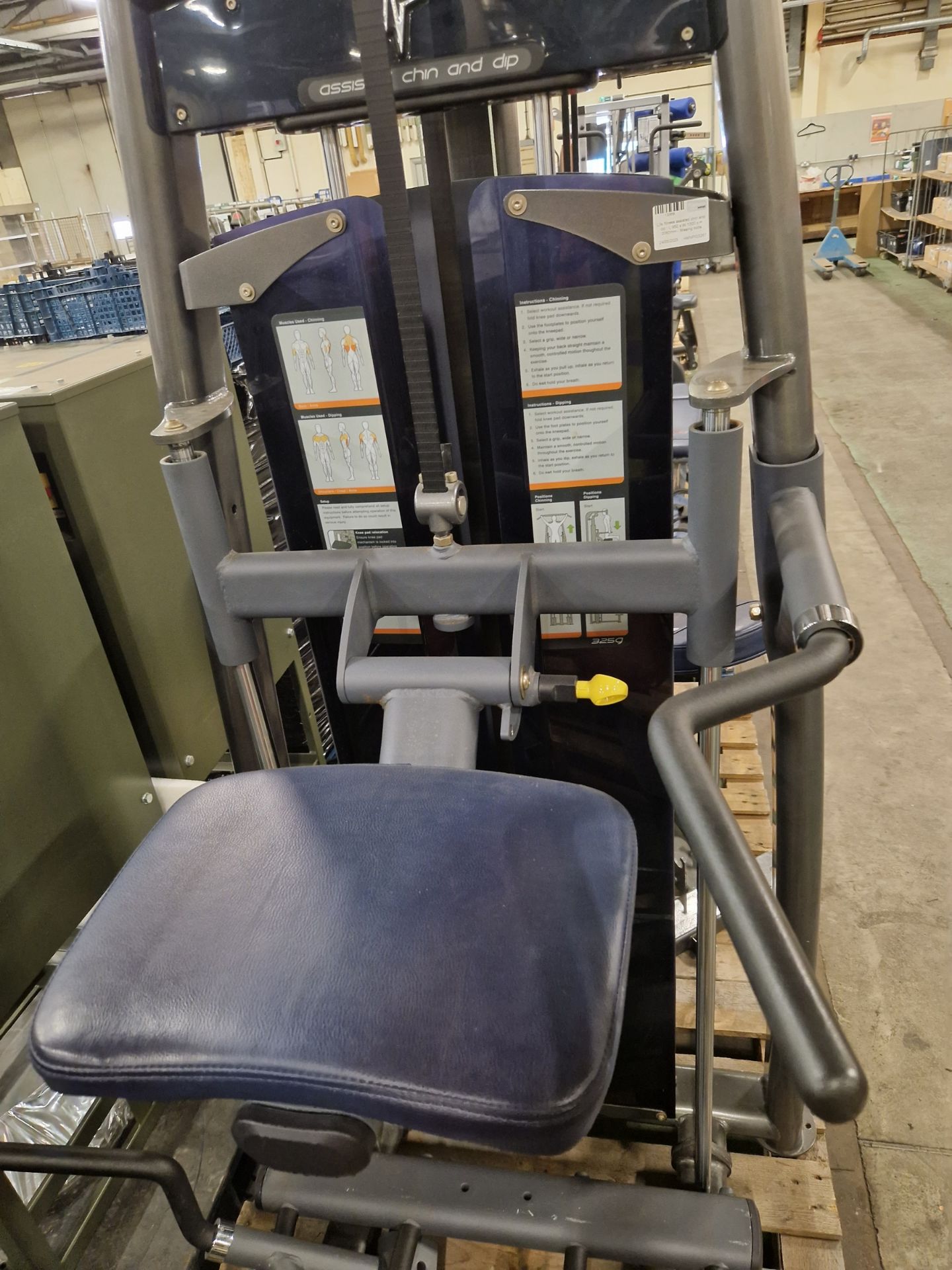 Life fitness assisted chin and dip - L 950 x W 1300 x H 2080mm - Missing bolts - Image 3 of 7