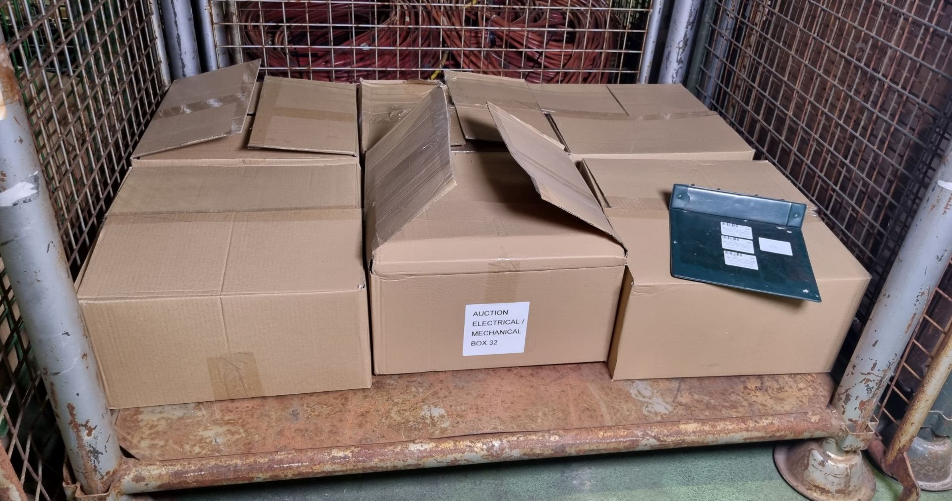 6x boxes of electrical spares - junction boxes - mixed sized switches - circuit boards - Bild 6 aus 6
